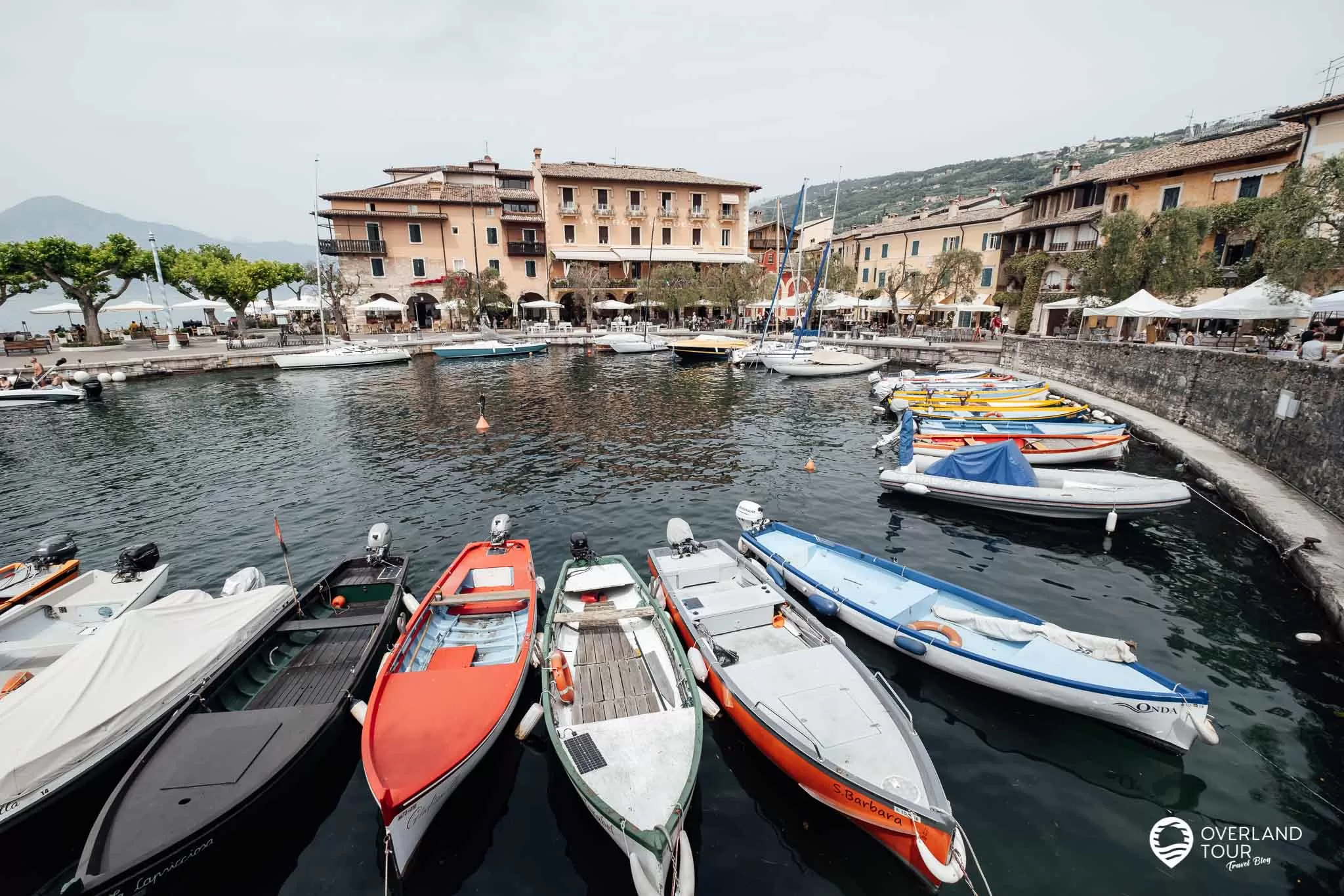 Torri del Benaco hat einen idyllischen Hafen, der mit seinen vielen bunten Fischerbooten seine Besucher verzückt