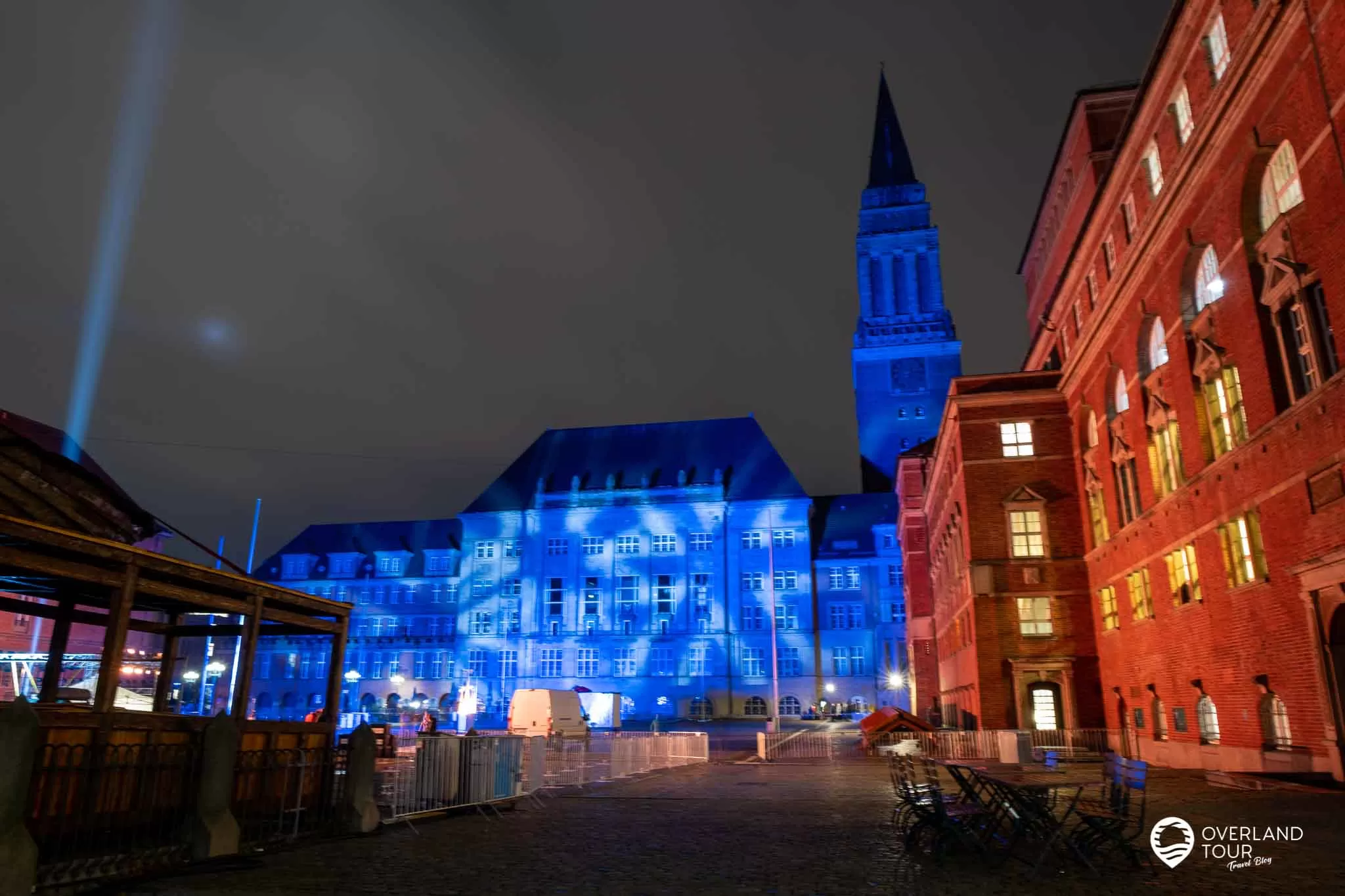 Kiel Sehenswürdigkeiten – 25 Tipps für einen Tag in der Landeshauptstadt Schleswig-Holsteins Kiel Sehenswürdigkeiten: Das Rathaus in Kiel während der Veranstaltung Kieler Lichtermeer