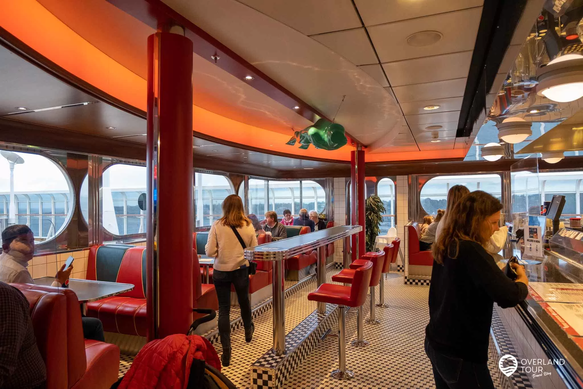 Mini-Kreuzfahrt Oslo ab Kiel mit Color Line Mini-Kreuzfahrt Oslo: Die Sports & Burger Bar American Diner auf Deck 13