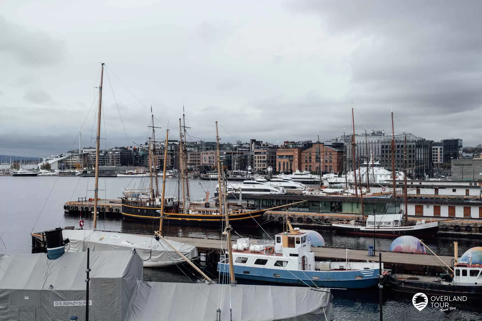 Oslo Sehenswürdigkeiten – Auf Landgang 4 Stunden zu Fuß durch Oslo Oslo Sehenswürdigkeiten: Die Bottsanlegestegen Rådhusbrygge vom Aussichtspunkt Franklin D. Roosevelt aus gesehen