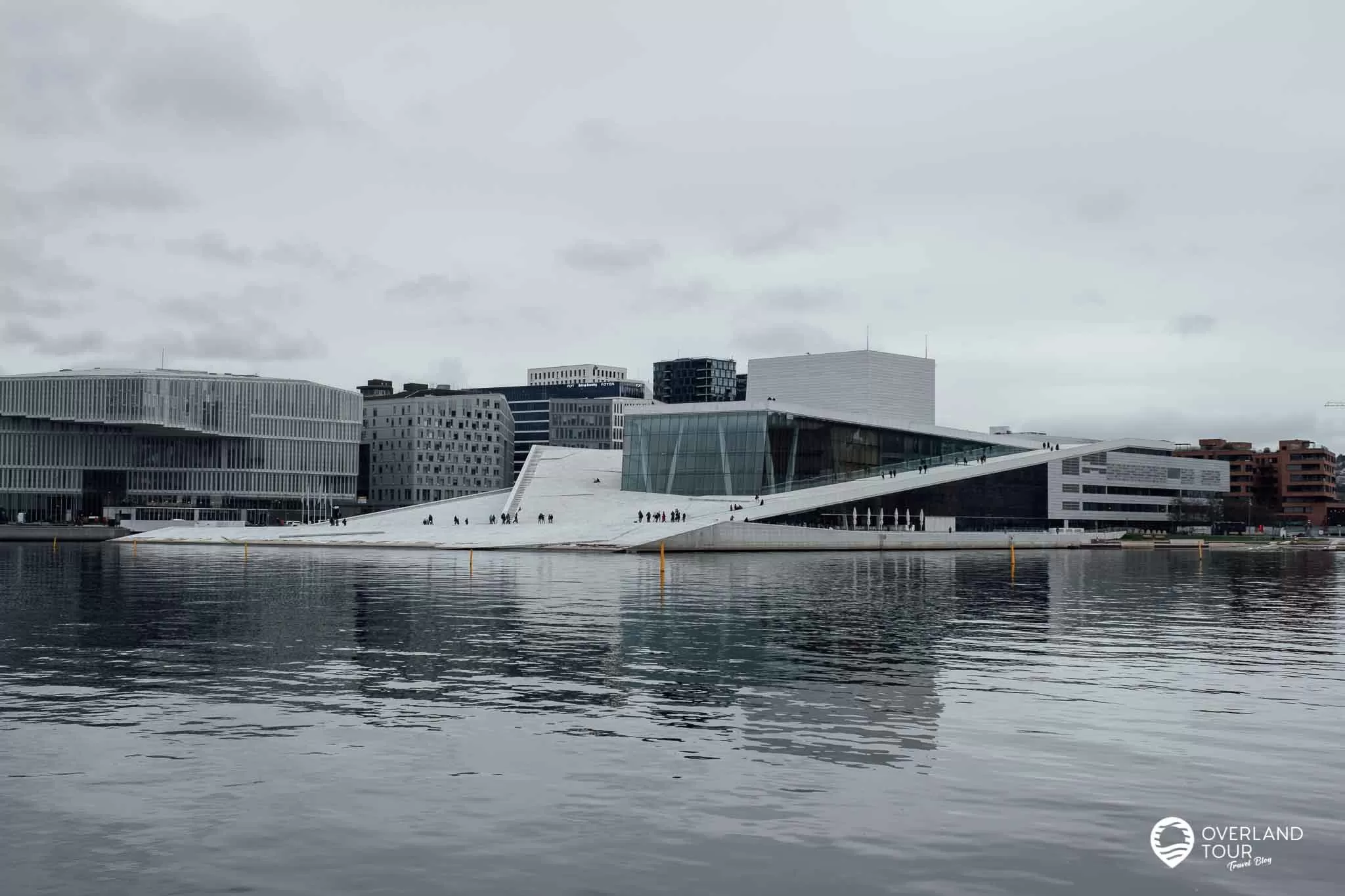 Oslo Sehenswürdigkeiten – Auf Landgang 4 Stunden zu Fuß durch Oslo Oslo Sehenswürdigkeiten: Die neue Hafenpromenade mit Blick auf das Opernhaus in Oslo