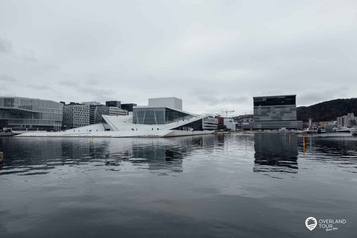 Oslo Sehenswürdigkeiten: Die neue Hafenpromenade mit Blick auf das Opernhaus und das Munch Museum in Oslo