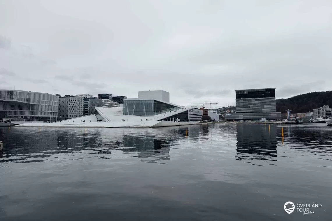 Oslo Sehenswürdigkeiten: Die neue Hafenpromenade mit Blick auf das Opernhaus und das Munch Museum in Oslo