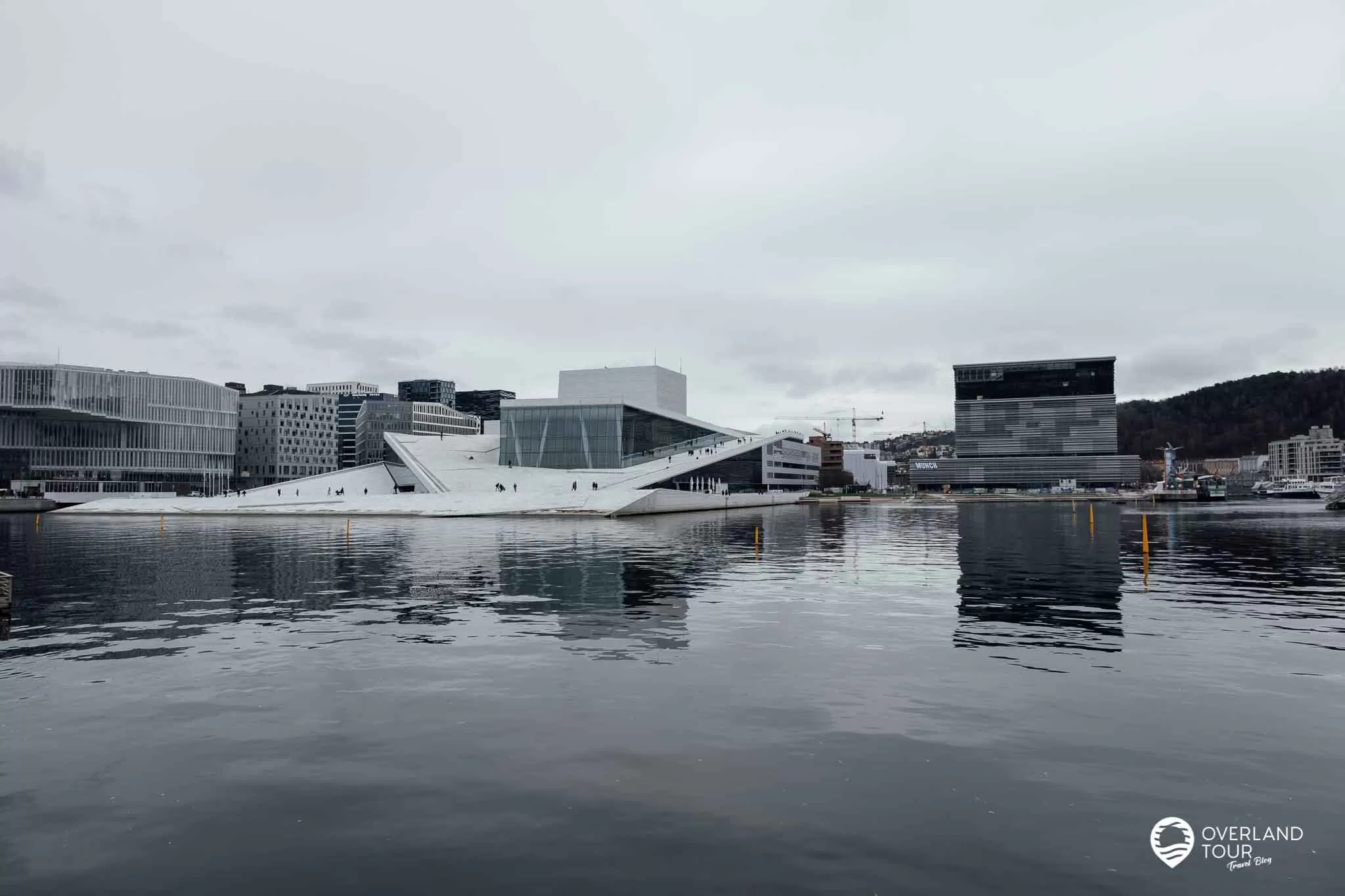 Oslo Sehenswürdigkeiten – Auf Landgang 4 Stunden zu Fuß durch Oslo Oslo Sehenswürdigkeiten: Die neue Hafenpromenade mit Blick auf das Opernhaus und das Munch Museum in Oslo