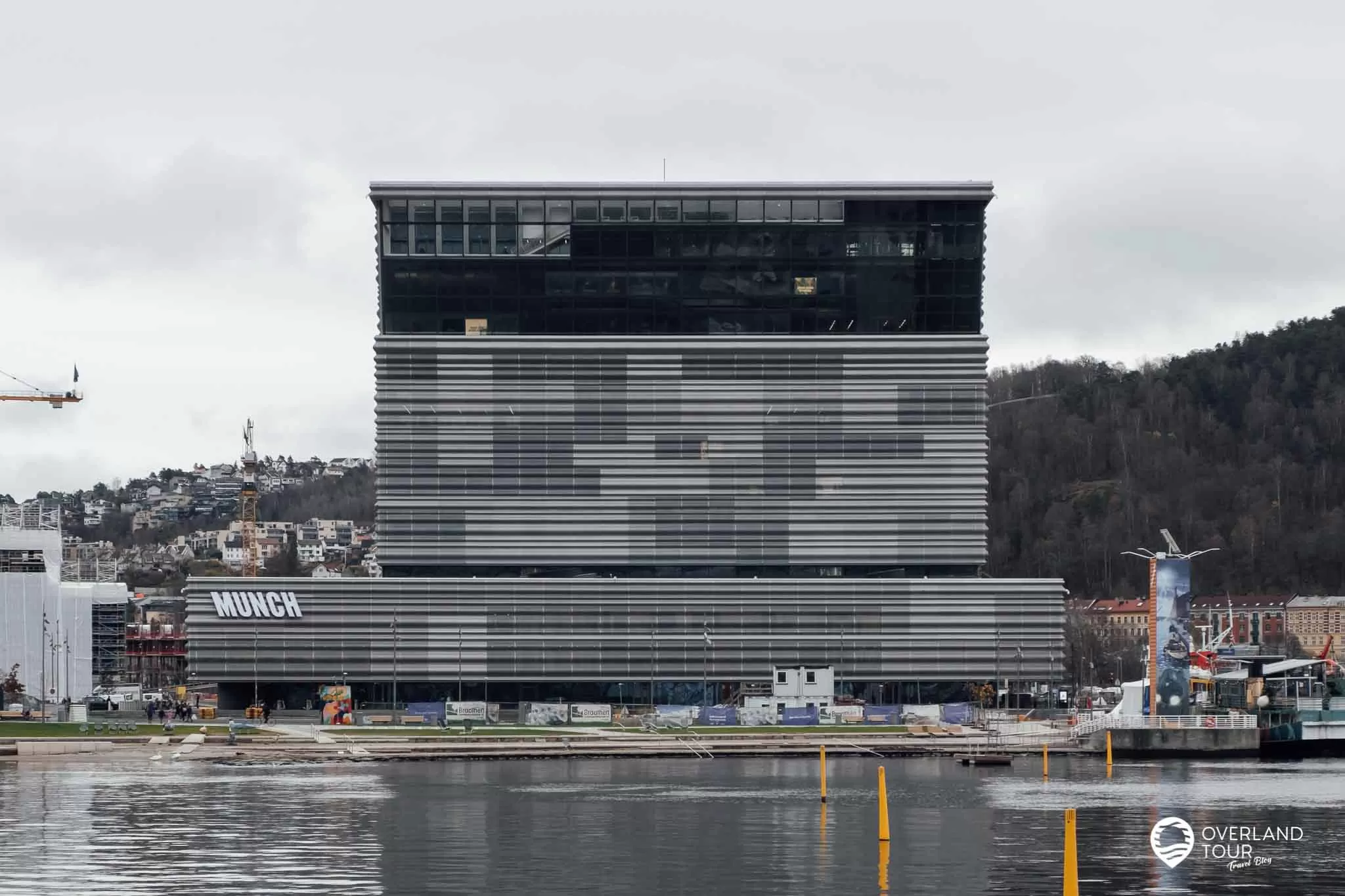 Oslo Sehenswürdigkeiten – Auf Landgang 4 Stunden zu Fuß durch Oslo Oslo Sehenswürdigkeiten: Die neue Hafenpromenade mit Blick auf das Munch Museum in Oslo