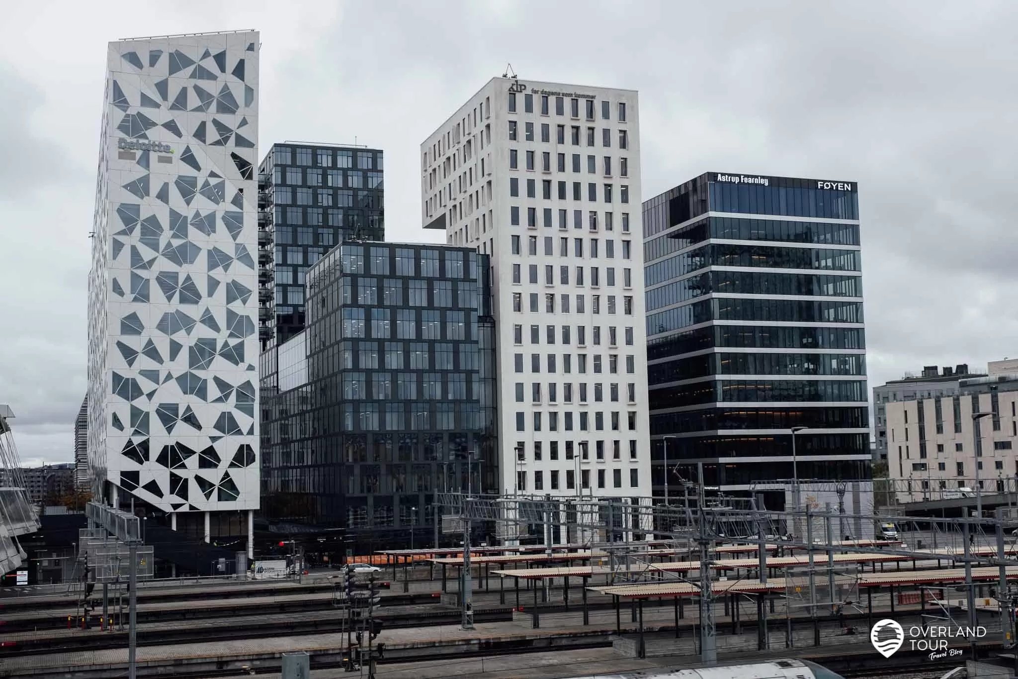 Oslo Sehenswürdigkeiten – Auf Landgang 4 Stunden zu Fuß durch Oslo Oslo Sehenswürdigkeiten: Die Häuserfront des Barcode Viertel in Oslo