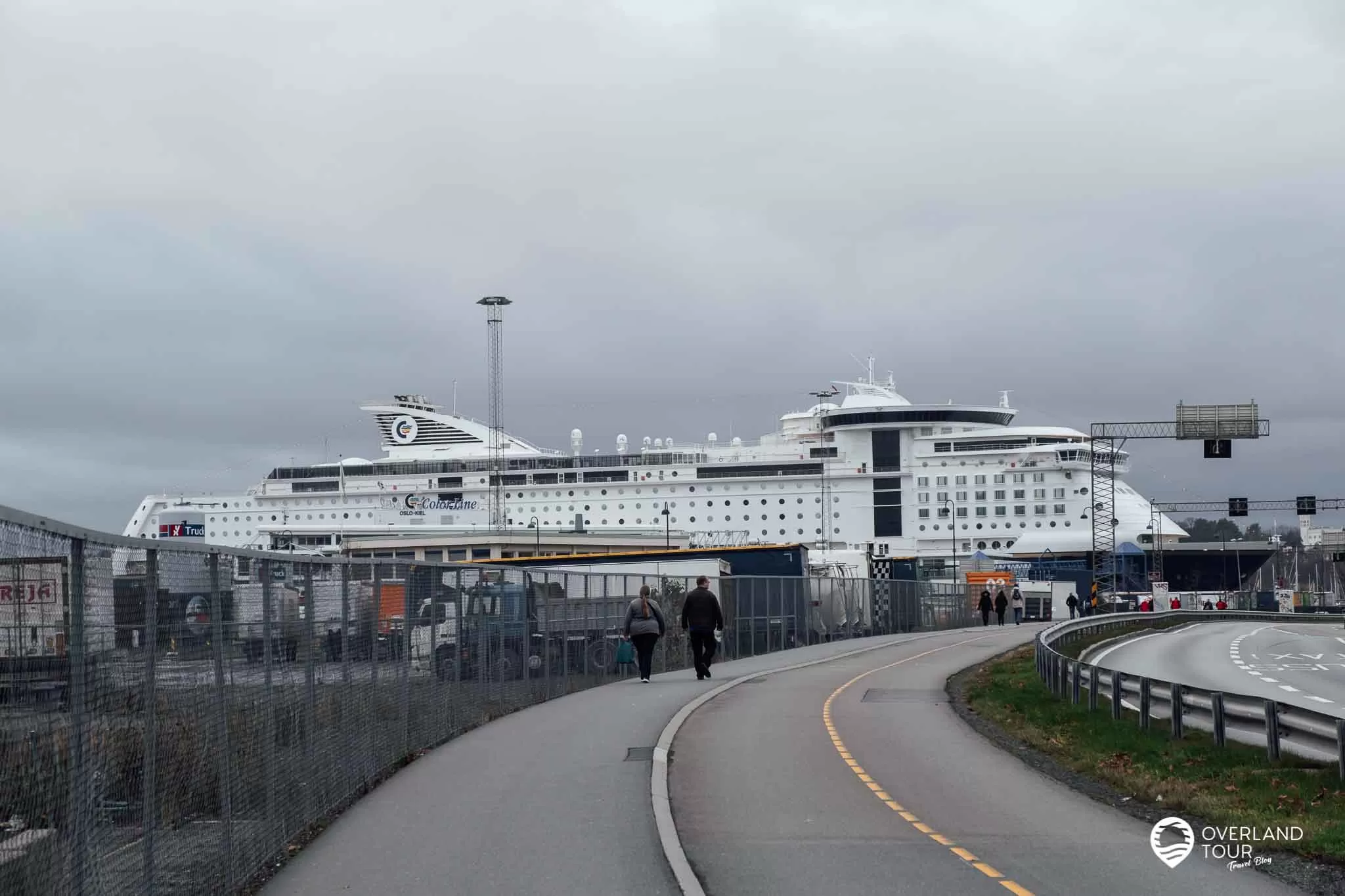 Oslo Sehenswürdigkeiten – Auf Landgang 4 Stunden zu Fuß durch Oslo Oslo Sehenswürdigkeiten: Die Fähre Color Magic wartet auf seine Gäste am Color Line Terminal um nach Kiel auszulaufen