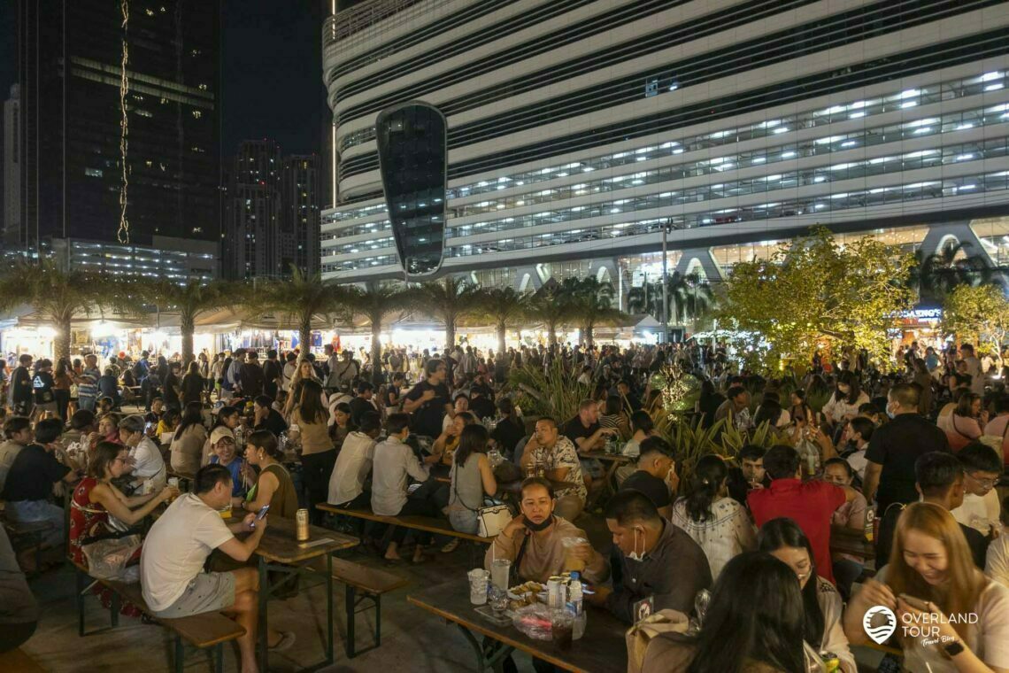 Im vorderen Bereich, wenn du von der MRT kommst, gibt es viele Sitzmöglichkeiten am Jodd Fairs Nightmarkt in Bangkok. Allerdings war so viel los, dass sie Schlange dafür standen