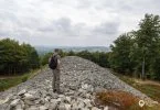 Traumschleife Dollbergschleife wandern im Nationalpark Hunsrück-Hochwald: Ein Blick auf den Keltische Ringwall Otzenhausen