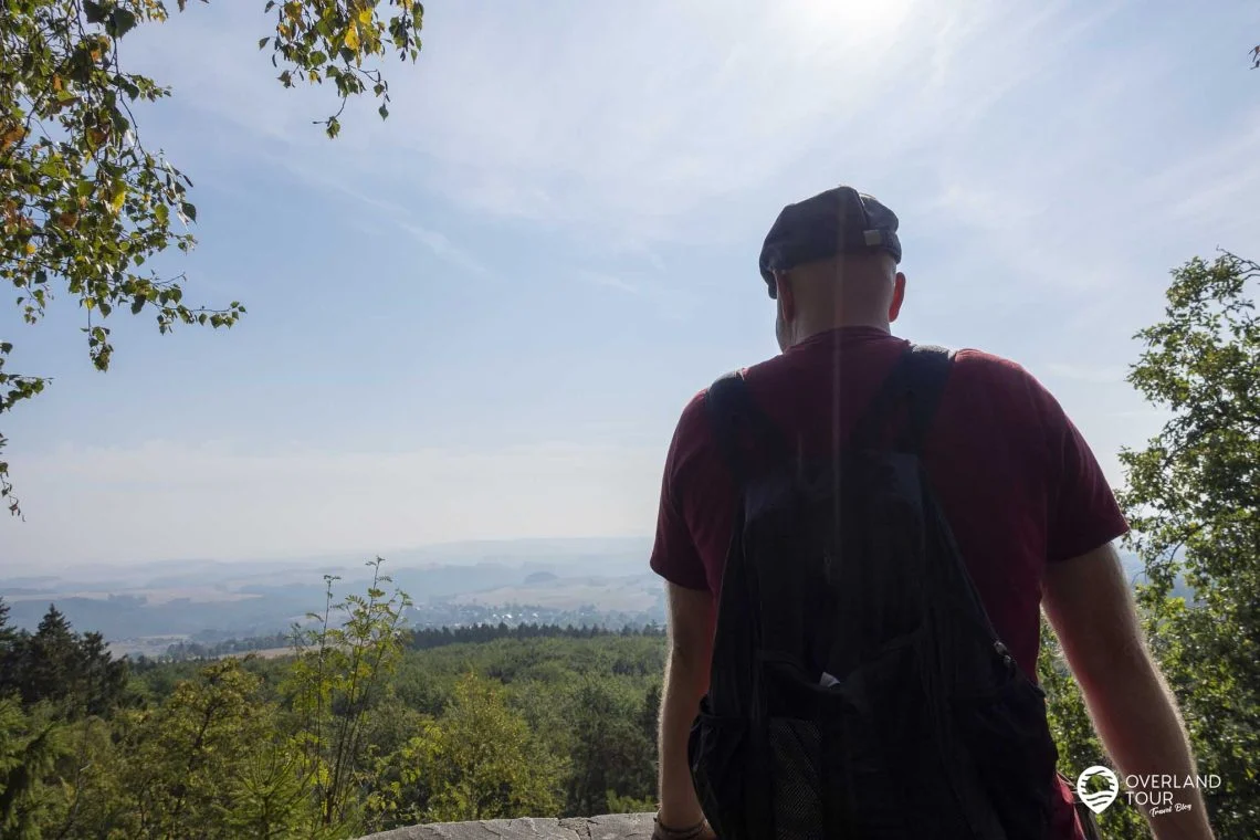 Wandertour Mörschieder Burr über den Felsenpfad und Wildenburg zur Rosselhalde im Nationalpark Hunsrück-Hochwald: Mal etwas relaxen… was für eine Aussicht über den Nationalpark Hunsrück-Hochwald