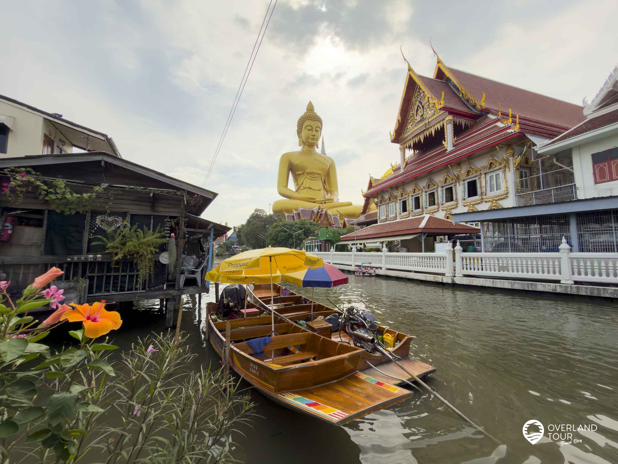 Das Wat Paknam Phasi Charoen (Bhasicharoen) Bangkok Der Fotospot auf der anderen Seit des Kanals beim Big Buddha