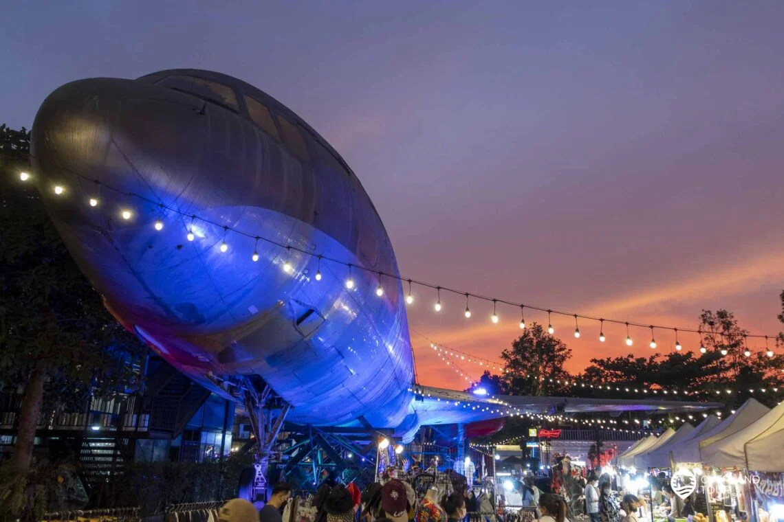 Das ist der Eyecatcher, die Lockheed L-1011 TriStar vom Chang Chui Plane Night Market (Flugzeugmarkt) in Bangkok