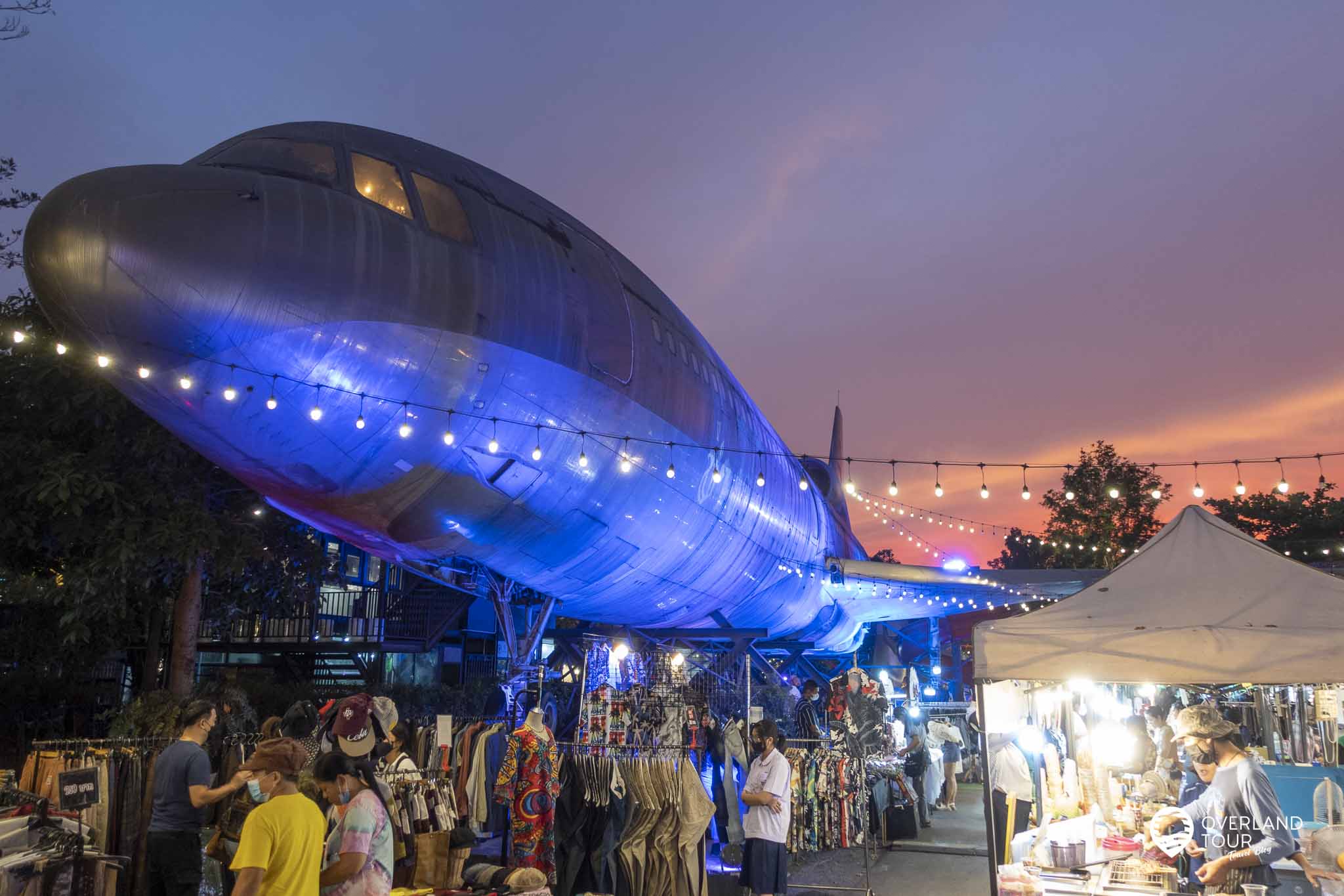 Chang Chui Plane Night Market (Flugzeugmarkt) Bangkok Das ist der Eyecatcher, die Lockheed L-1011 TriStar vom Chang Chui Plane Night Market (Flugzeugmarkt) in Bangkok