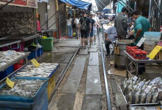 Der Besuch des Mae Klong Railway Market bei Bangkok