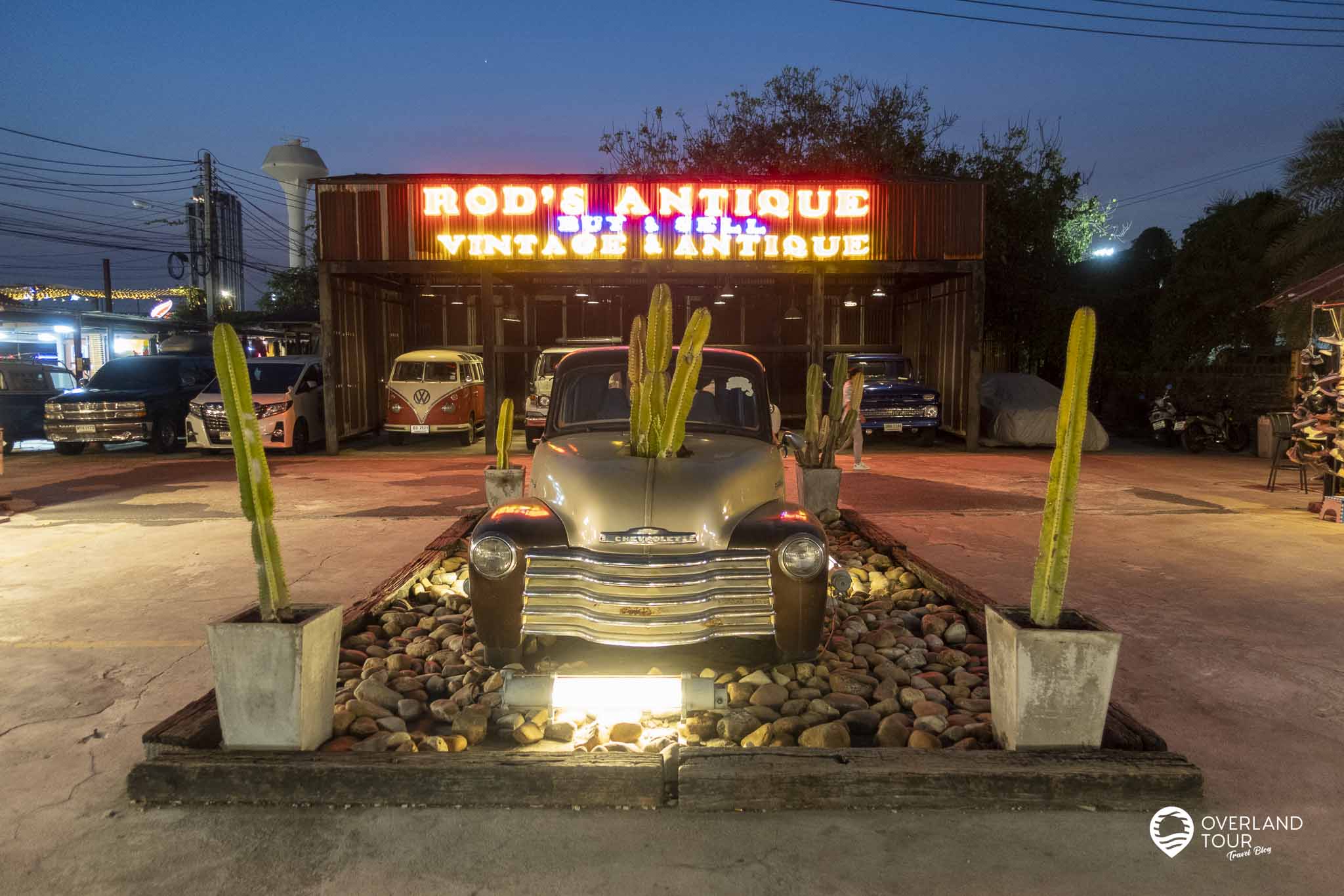 Talad Rot Fai Srinagarindra Train Market Bangkok Rot's Antiques Car Zone