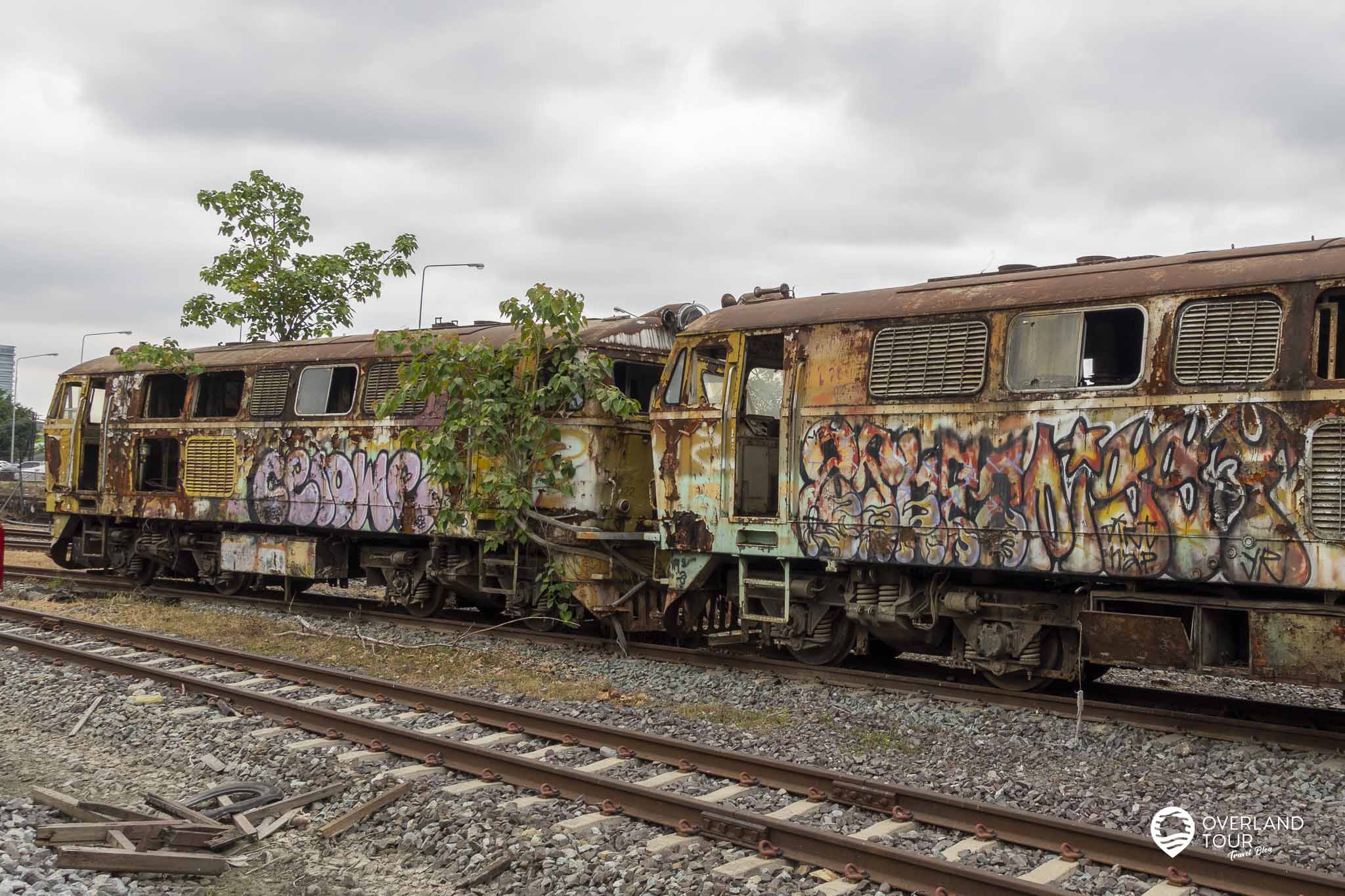 Train Cemetery Bangkok - Der Zugfriedhof von Bangkok Train Cemetery Bangkok - Der Zugfriedhof von Bangkok: Die alten und verrosteten Lokomotiven sehen klasse aus und geben tolle Fotomotive ab