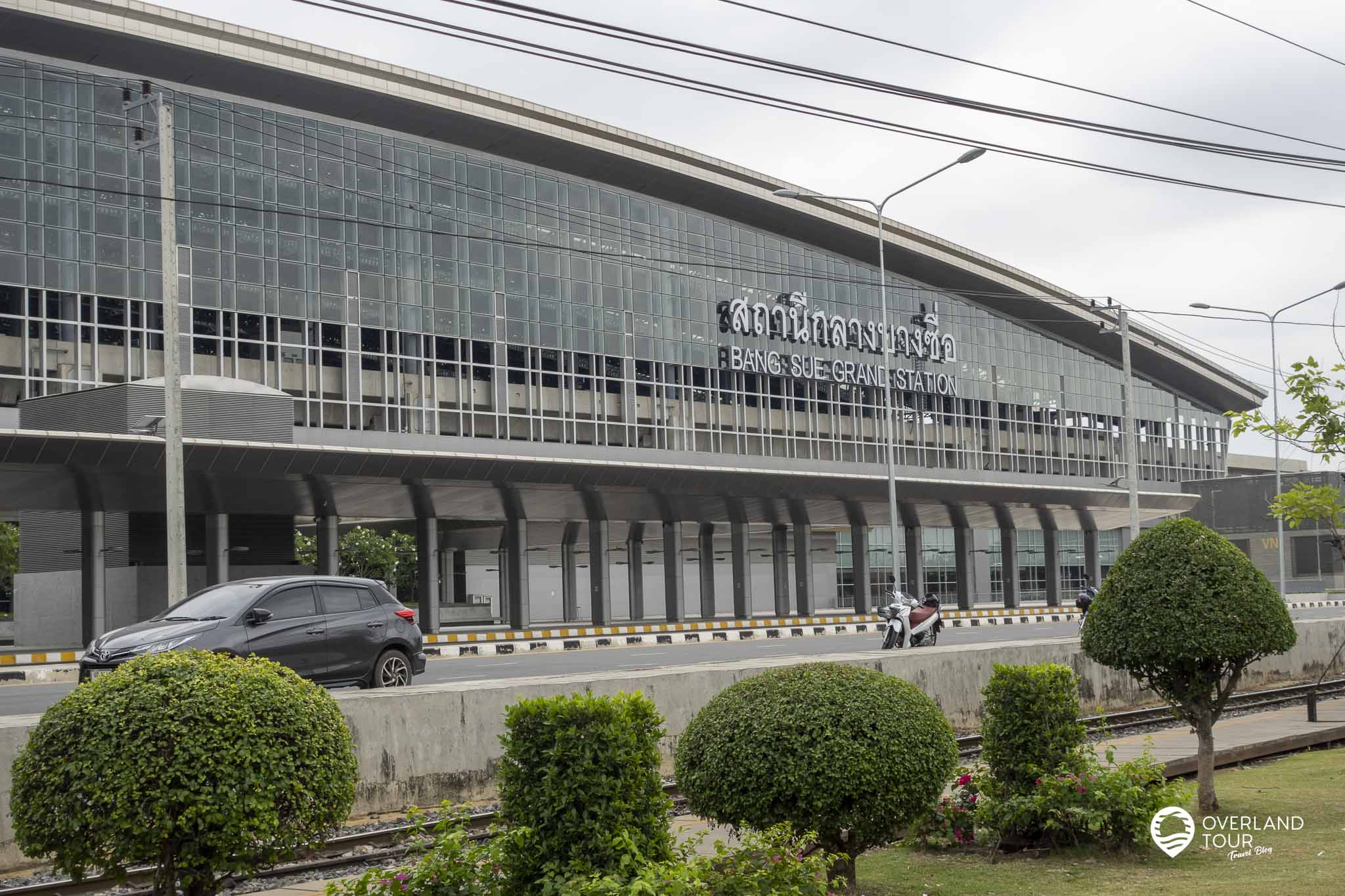 Train Cemetery Bangkok - Der Zugfriedhof von Bangkok Train Cemetery Bangkok - Der Zugfriedhof von Bangkok: Der neue Hauptbahnhof Bangkoks (Grandstation Bang Sue) - Zur Zeit fahren nur ein paar Züge hier schon ab. Eröffnet wird der Bahnhof im Laufe des Jahres 2023