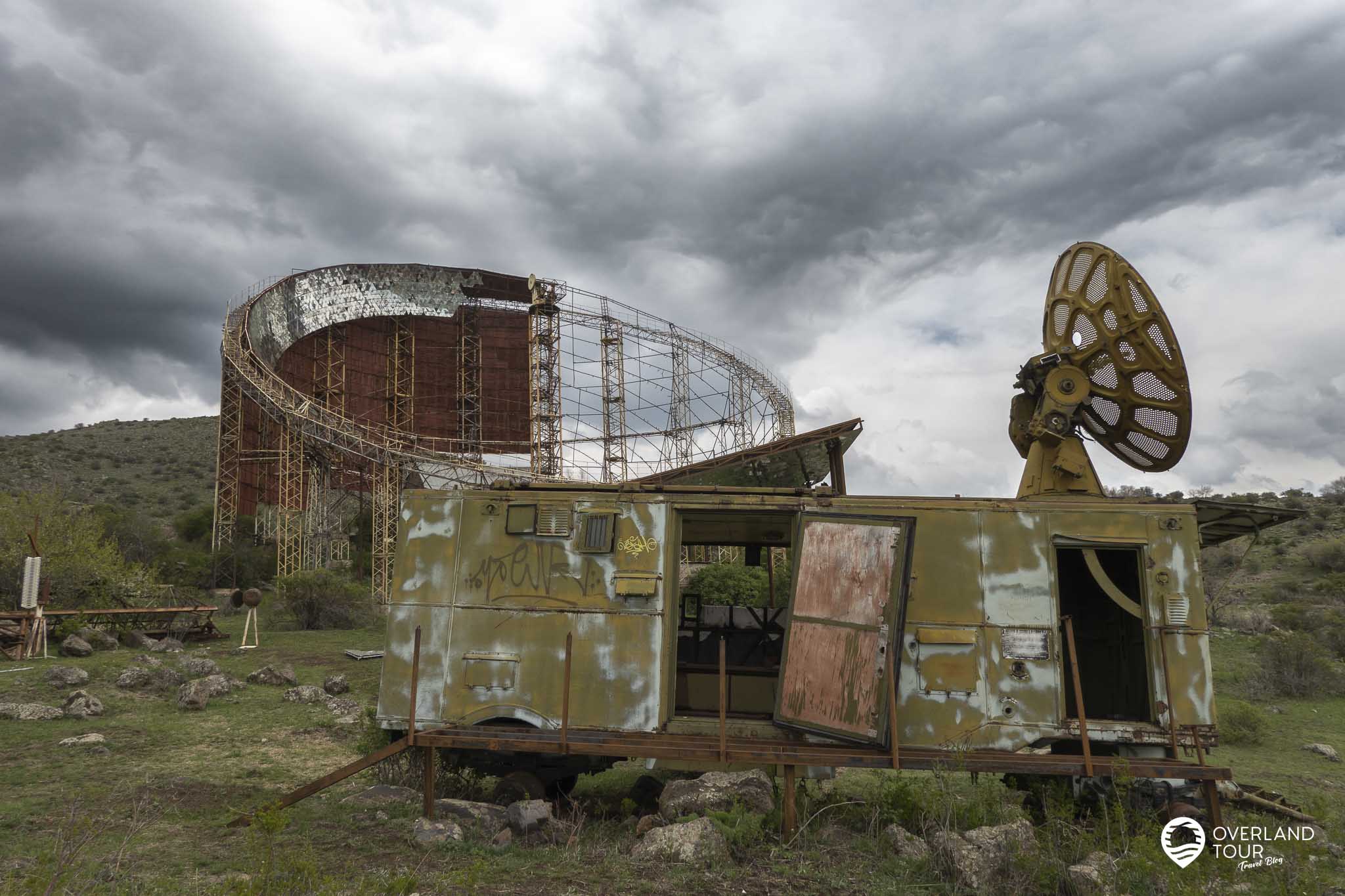 Das Radio Optical Observatory ROT-54 in Armenien Immer wieder stehen ehemalige mobile Wagen für Abhöreinrichtungen herum