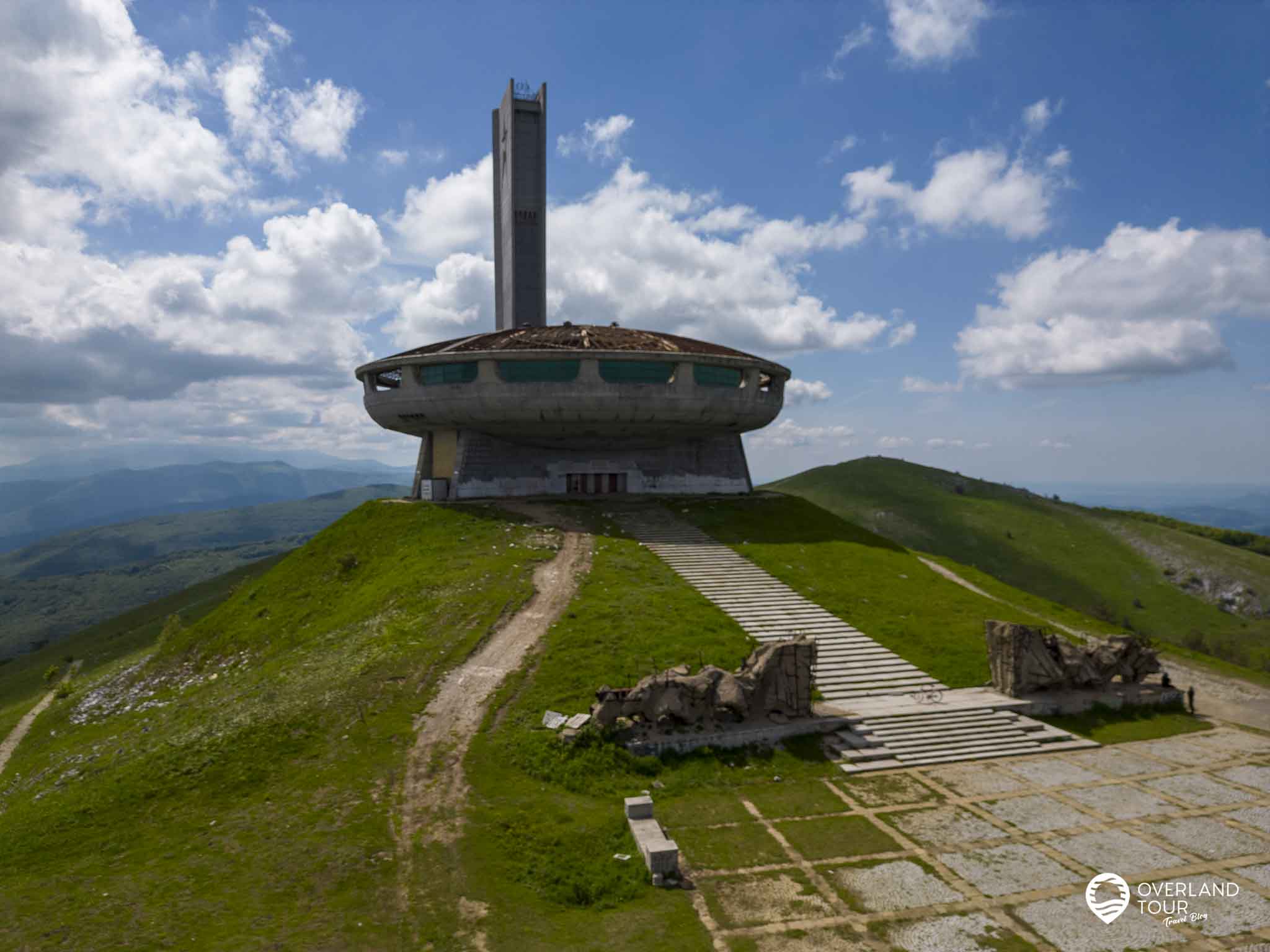 Socialist Monument Busludscha – Das verlassene Raumschiff Bulgariens Das Busludscha Monument aus der Luft, da sieht man erstmal auf was für einem genialen Platz dies errichtet wurde