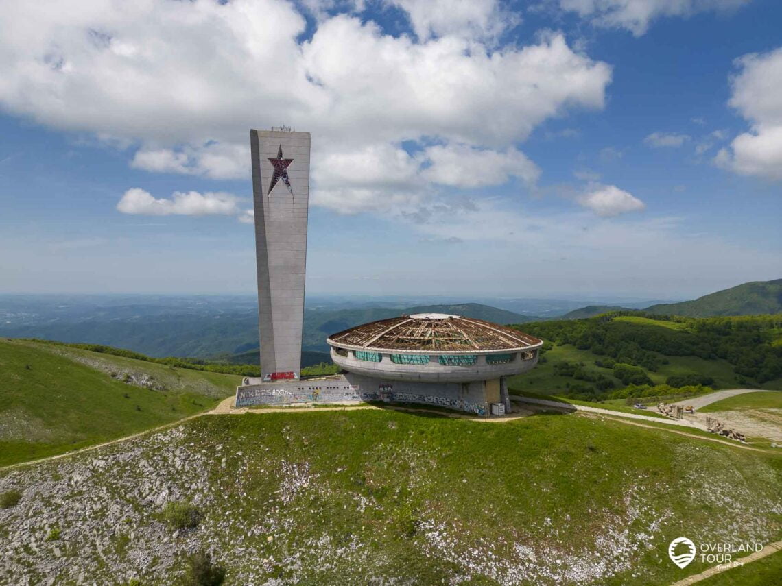 Das Buzludzha Monument aus der Luft, da sieht man erstmal auf was für einem genialen Platz dies errichtet wurde