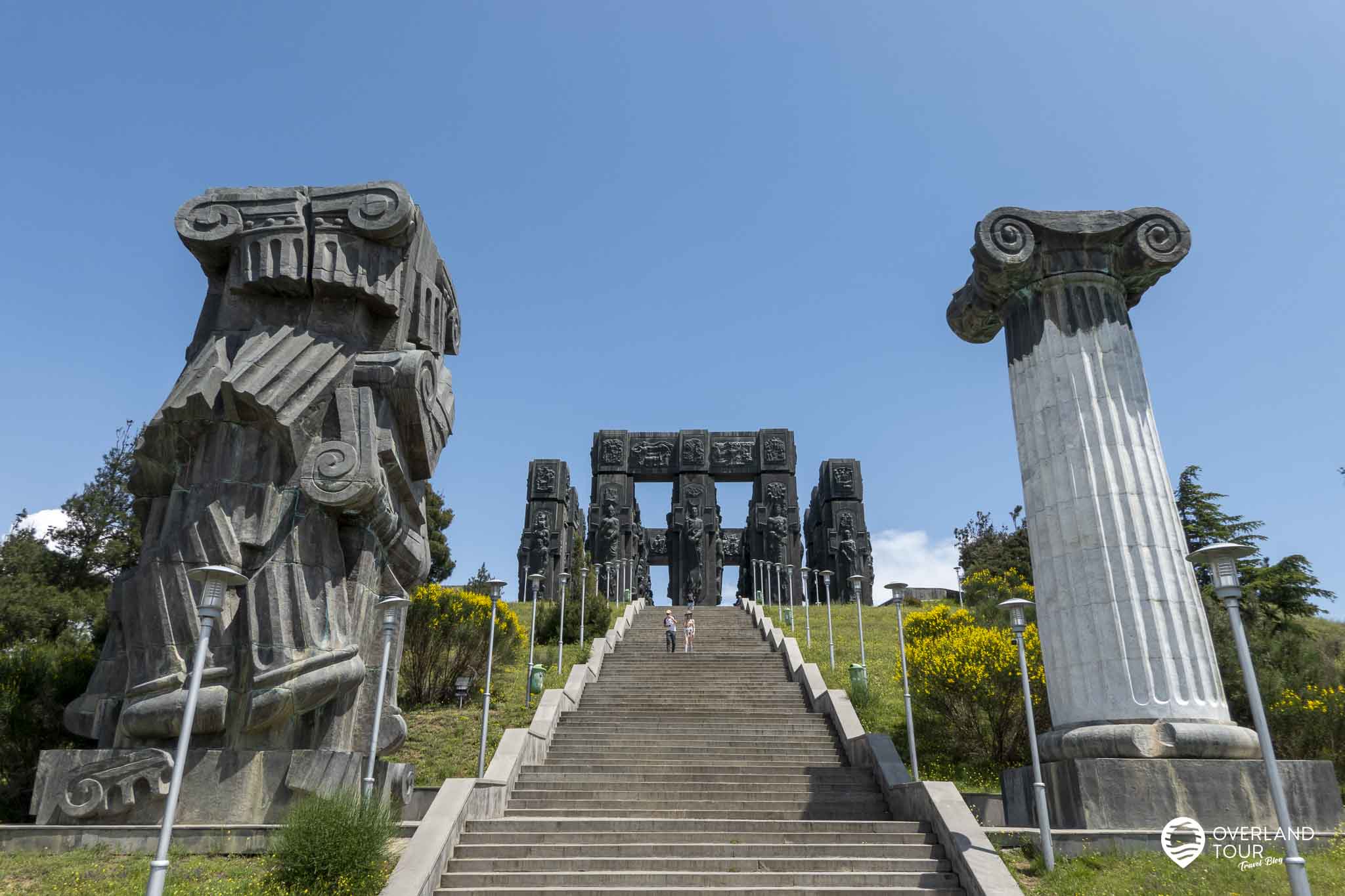 The Chronicle of Georgia in Tiflis oder Tbilisi’s Stonehenge Vom Parkplatz geht es über die Stufen hoch zur Chronicle of Georgia