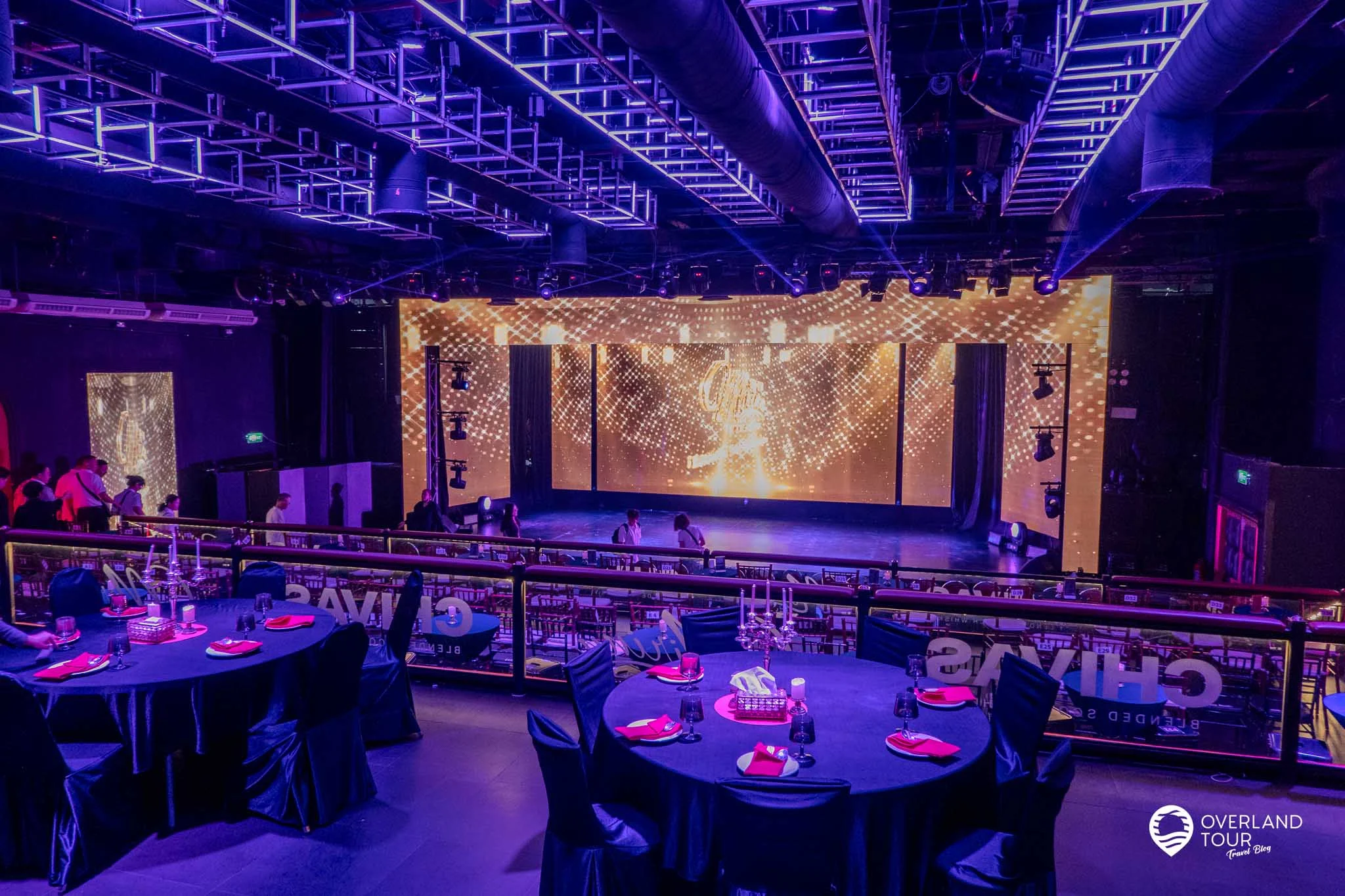 Der Saal mit der Bühne im Mirinn Cabaret in Bangkok
