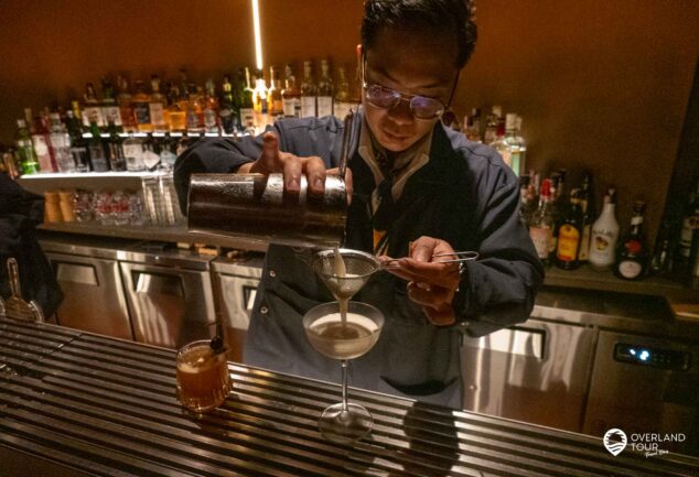 Secret Bars: Discover the Best Hidden Bars of Bangkok: Speakeasi