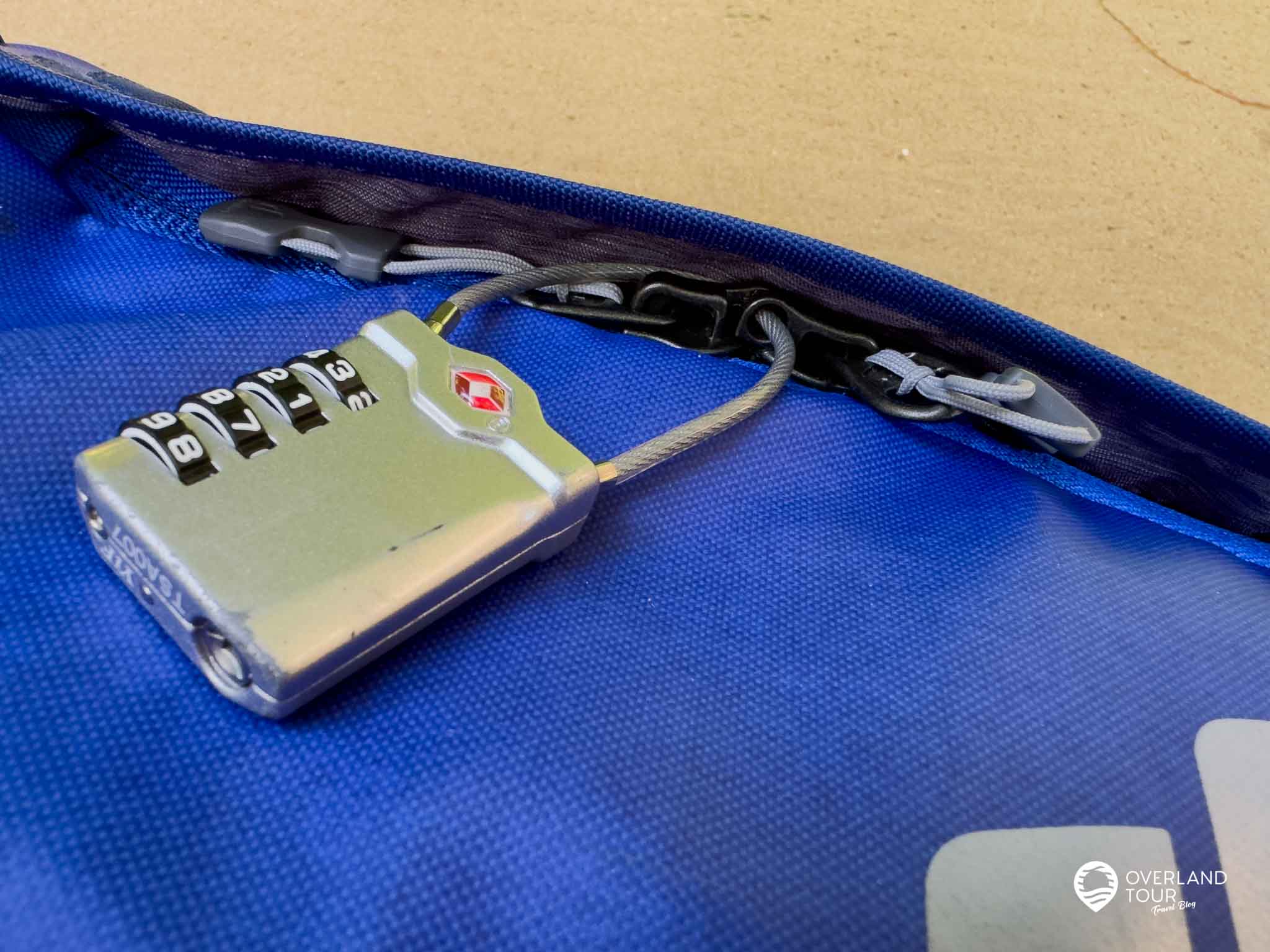 Hier habe ich den Deuter Duffel Pro Movo mit einem kleinen Reiseschloss abgeschlossen