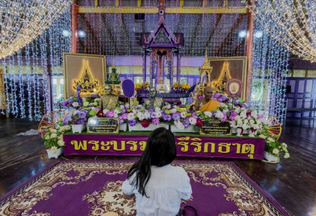 Dein Purple Temple Adventure: Ayutthayas lila Meisterwerk & Geheimtipp