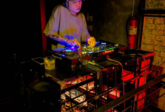 Bangkok bei Nacht: Dein Cocktail-Abenteuer beginnt in den Secret Hidden Speakeasie Bars!