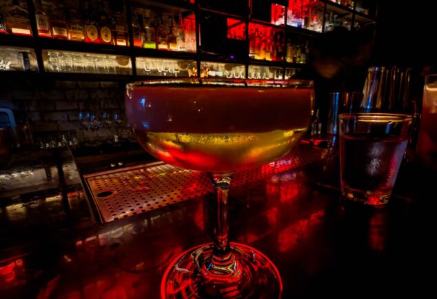 Bangkok bei Nacht: Dein Cocktail-Abenteuer beginnt in den Secret Hidden Speakeasie Bars!