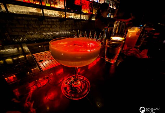 Bangkok bei Nacht: Dein Cocktail-Abenteuer beginnt in den Secret Hidden Speakeasie Bars!