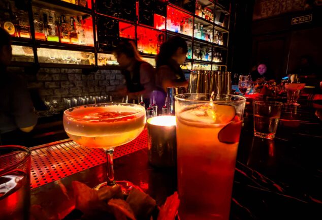 Bangkok bei Nacht: Dein Cocktail-Abenteuer beginnt in den Secret Hidden Speakeasie Bars!