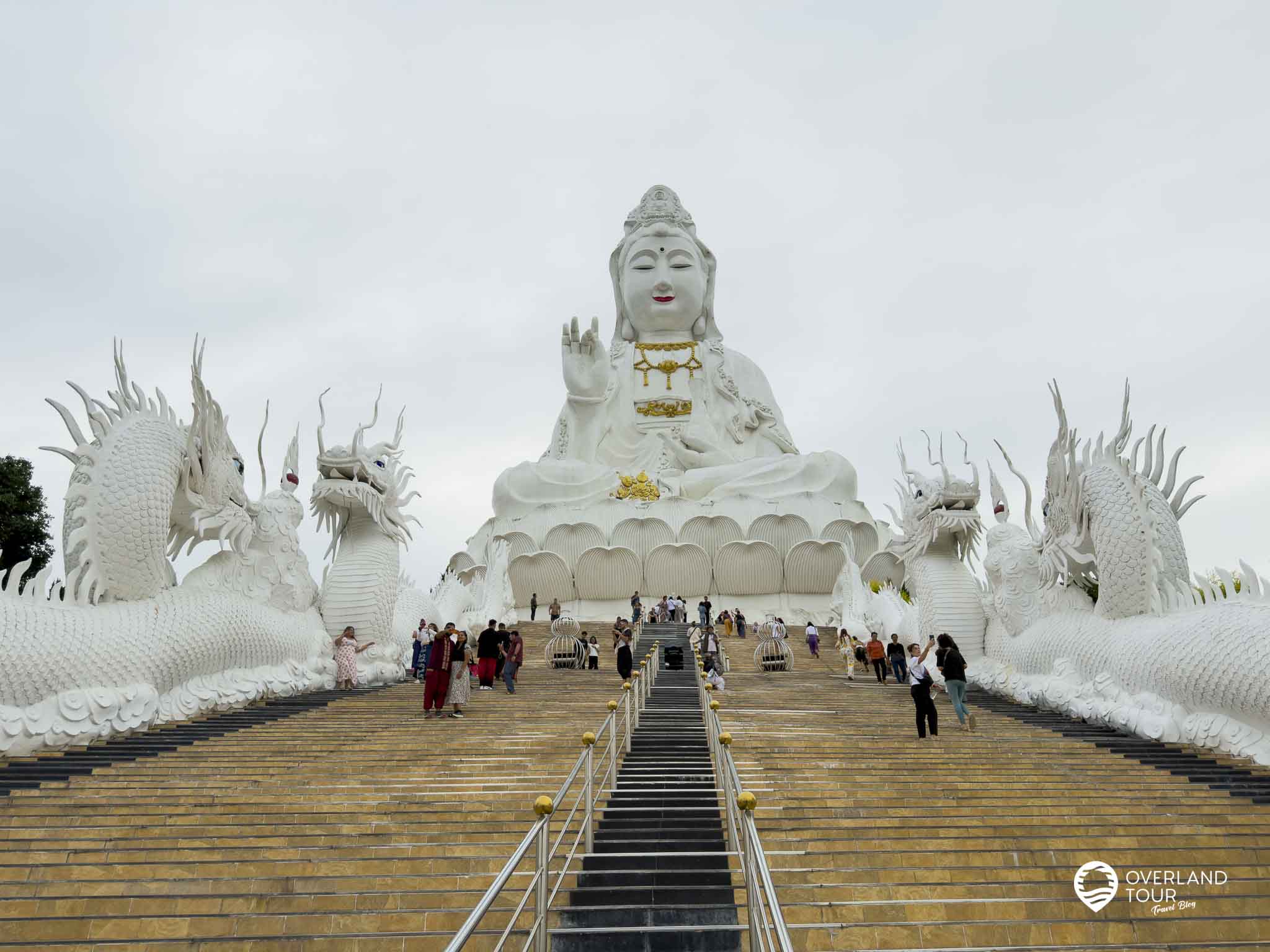 Chiang Rai Tour: Weißer, Blauer & Roter Tempel Tour Erfahrung Guan Yin Staue