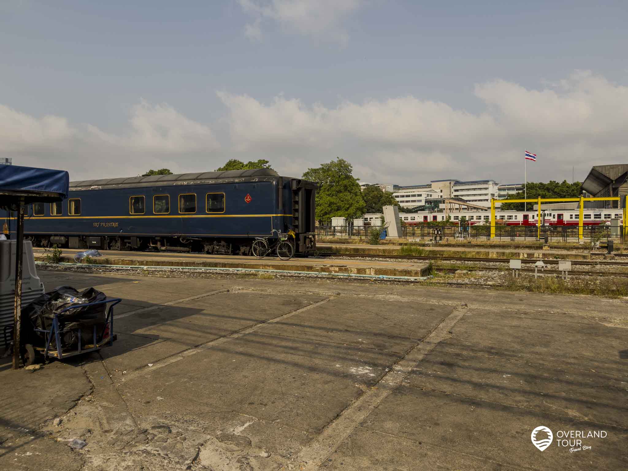 Mission Mango Sticky Rice: Mein Abenteuer im Bangkok-Chaos Auf dem Weg kam ich am einen Wirtschafts-Seiteneingang des alten Hauptbahnhofs vorbei und bin einfach mal reingelaufen und was ich sah, das verschlug mir die Sprache