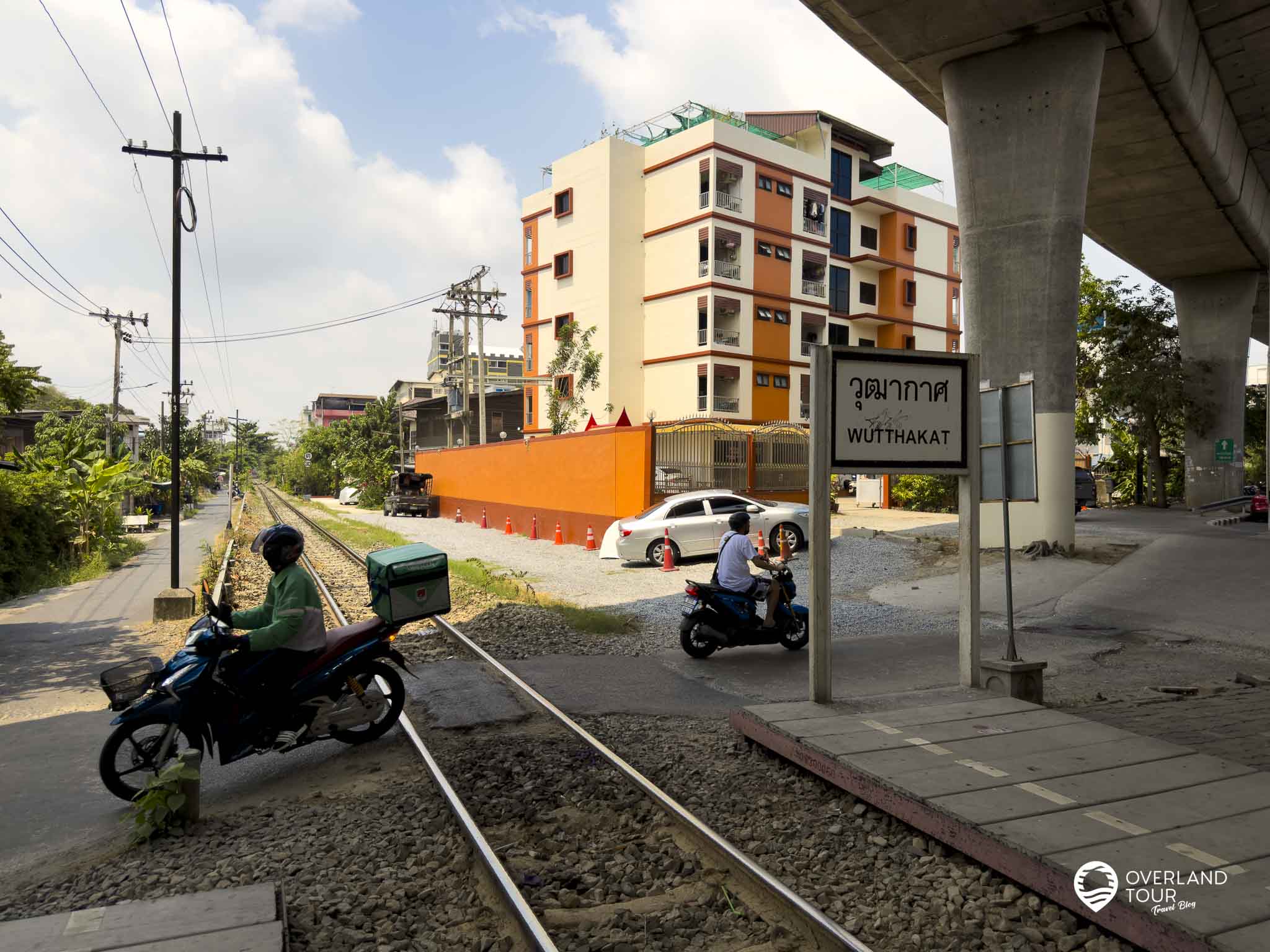 Mission Mango Sticky Rice: Mein Abenteuer im Bangkok-Chaos Ab der Station Wutthakat muss ich die letzten 1,5 km laufen