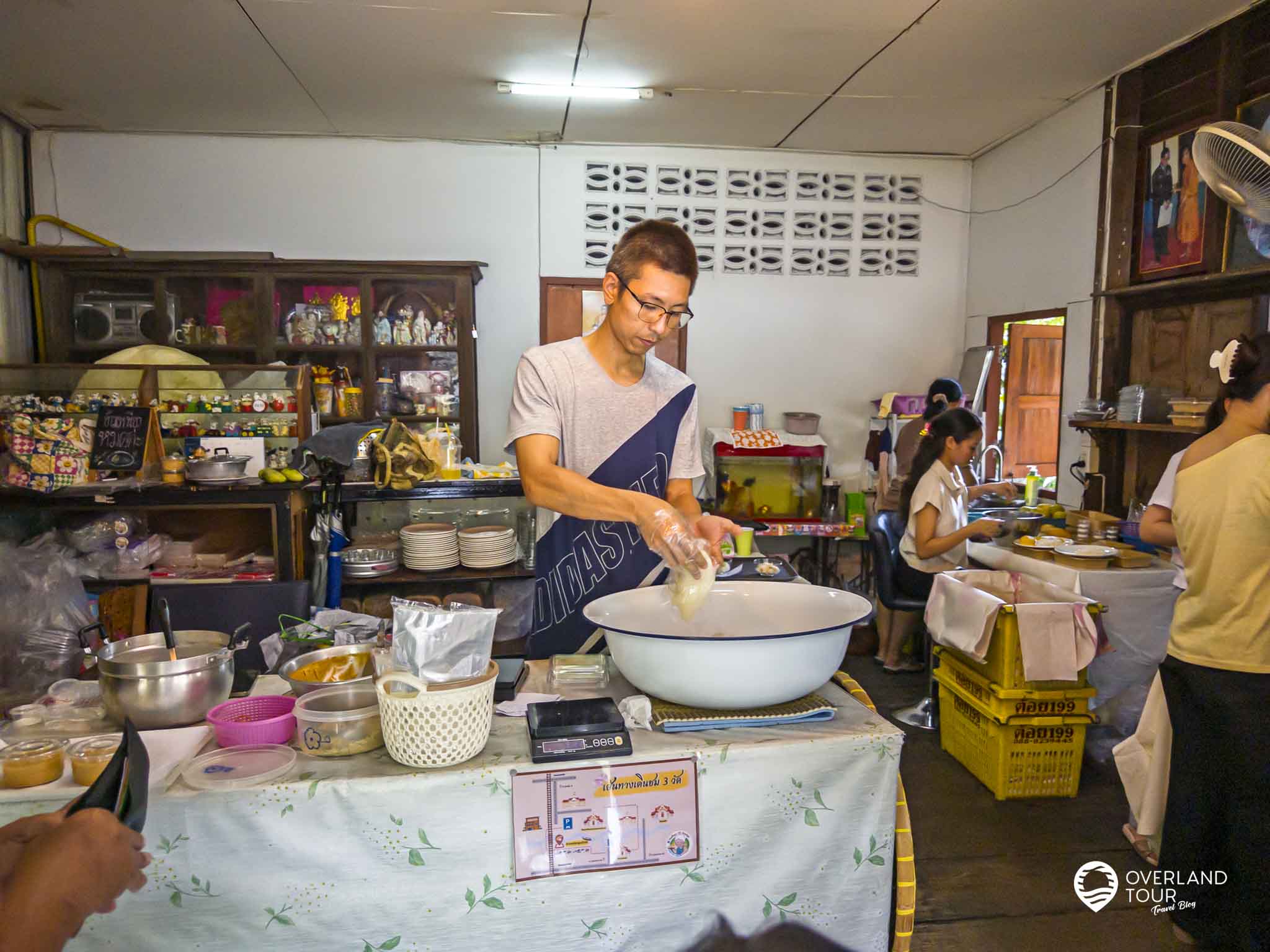 Khao Niew Moon Pa Nee: Bangkoks bester Mango Sticky Rice Hier wird der Mango Sticky Rice vollendet. Die Mangos werden hinten frisch aufgeschnitten und vorne wird der Sticky Rice für den To-Go Verkauf abgefüllt