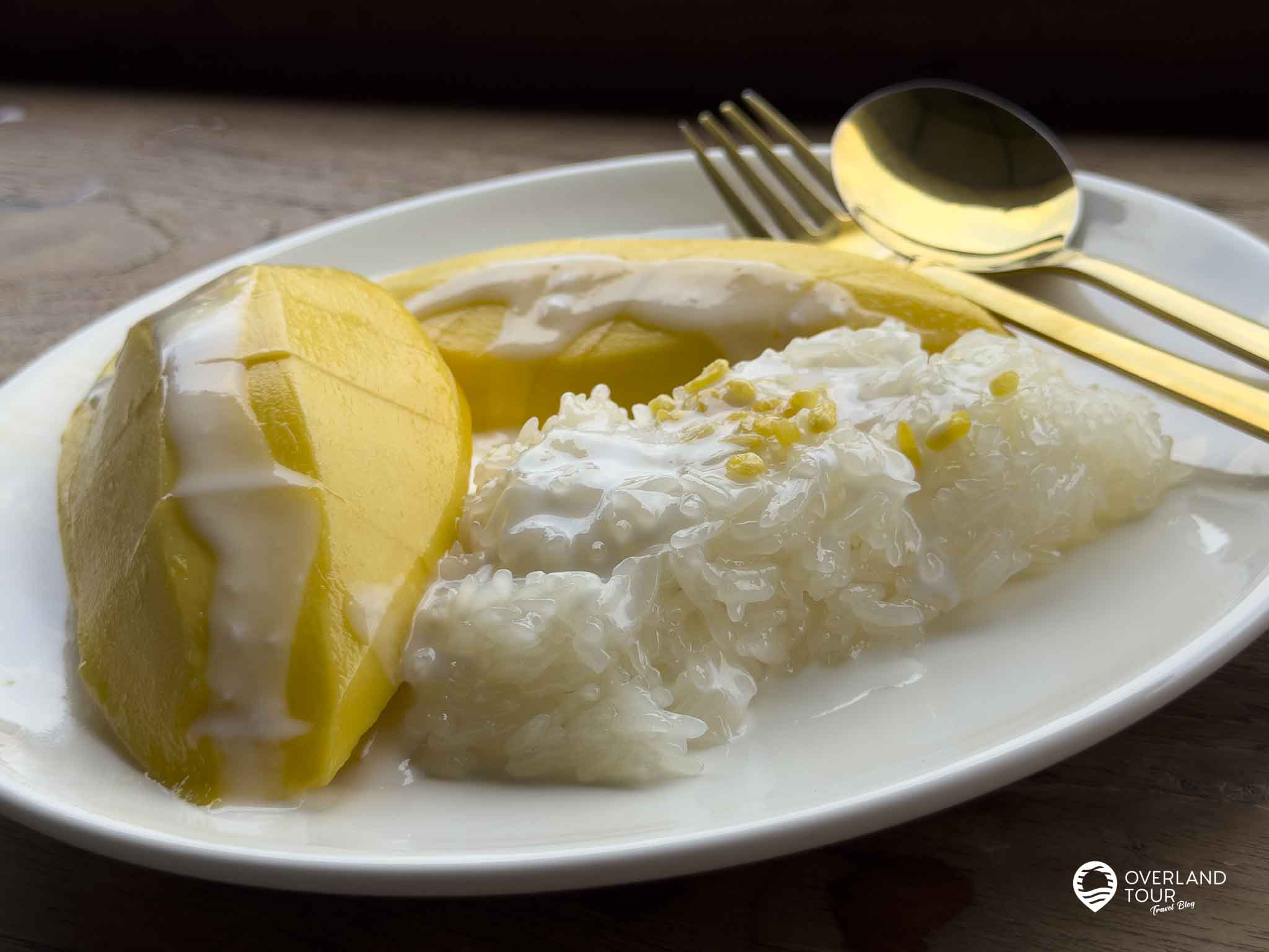 Khao Niew Moon Pa Nee: Bangkoks bester Mango Sticky Rice Eine Portion Mango Sticky Rice. Mein Urteil: 10/10 Mango-Punkten