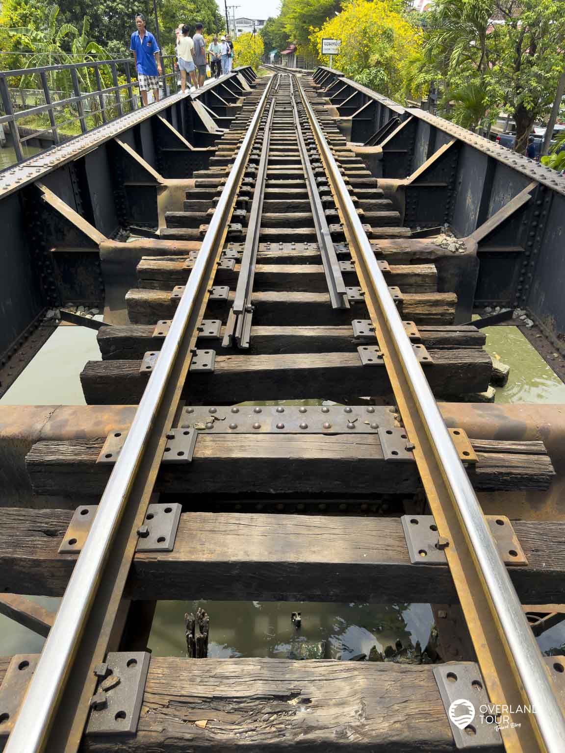 Khao Niew Moon Pa Nee: Bangkoks bester Mango Sticky Rice Die Schienen der Brücke über den Khlong Dan