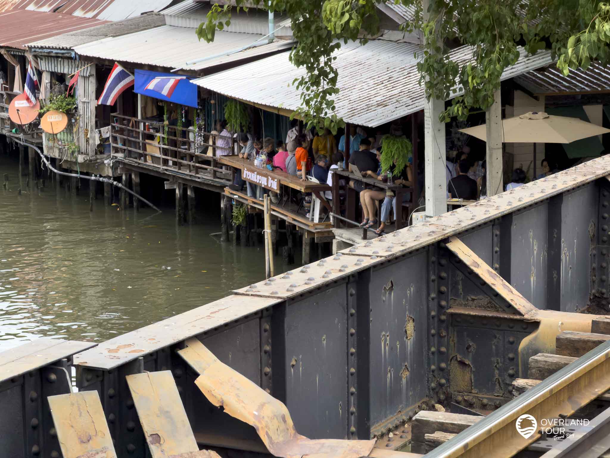 Khao Niew Moon Pa Nee: Bangkoks bester Mango Sticky Rice Ein Blick auf den Shophouse-Laden "Khao Niew Moon Pa Nee" von der Brücke der der Maeklong Railway Linie