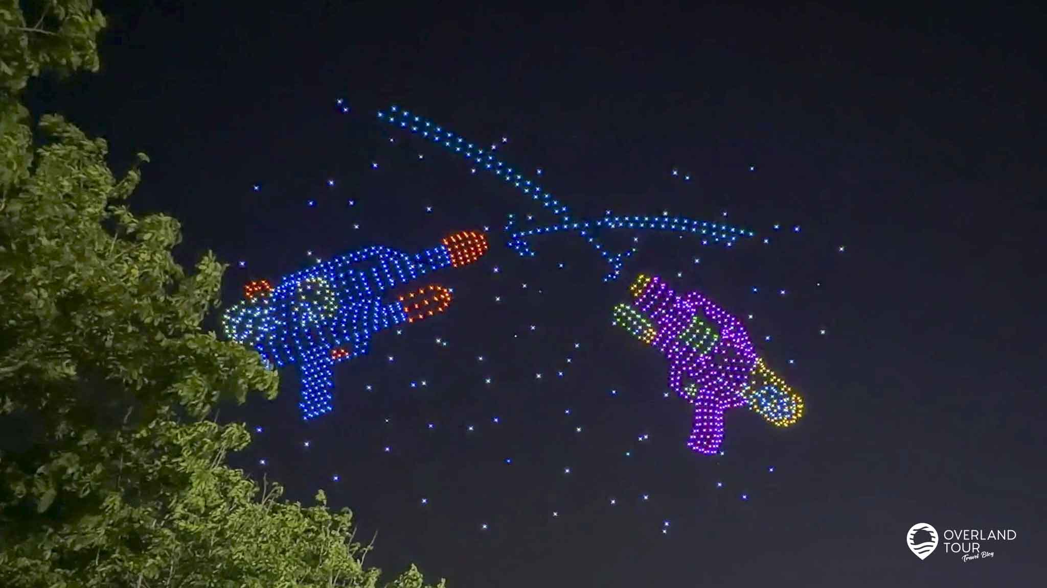 Songkran in Bangkok: Dein Guide zur größten Wasserschlacht Songkran @Benjakitti Park - täglich um 20 Uhr gibt es eine Drohnen-Show