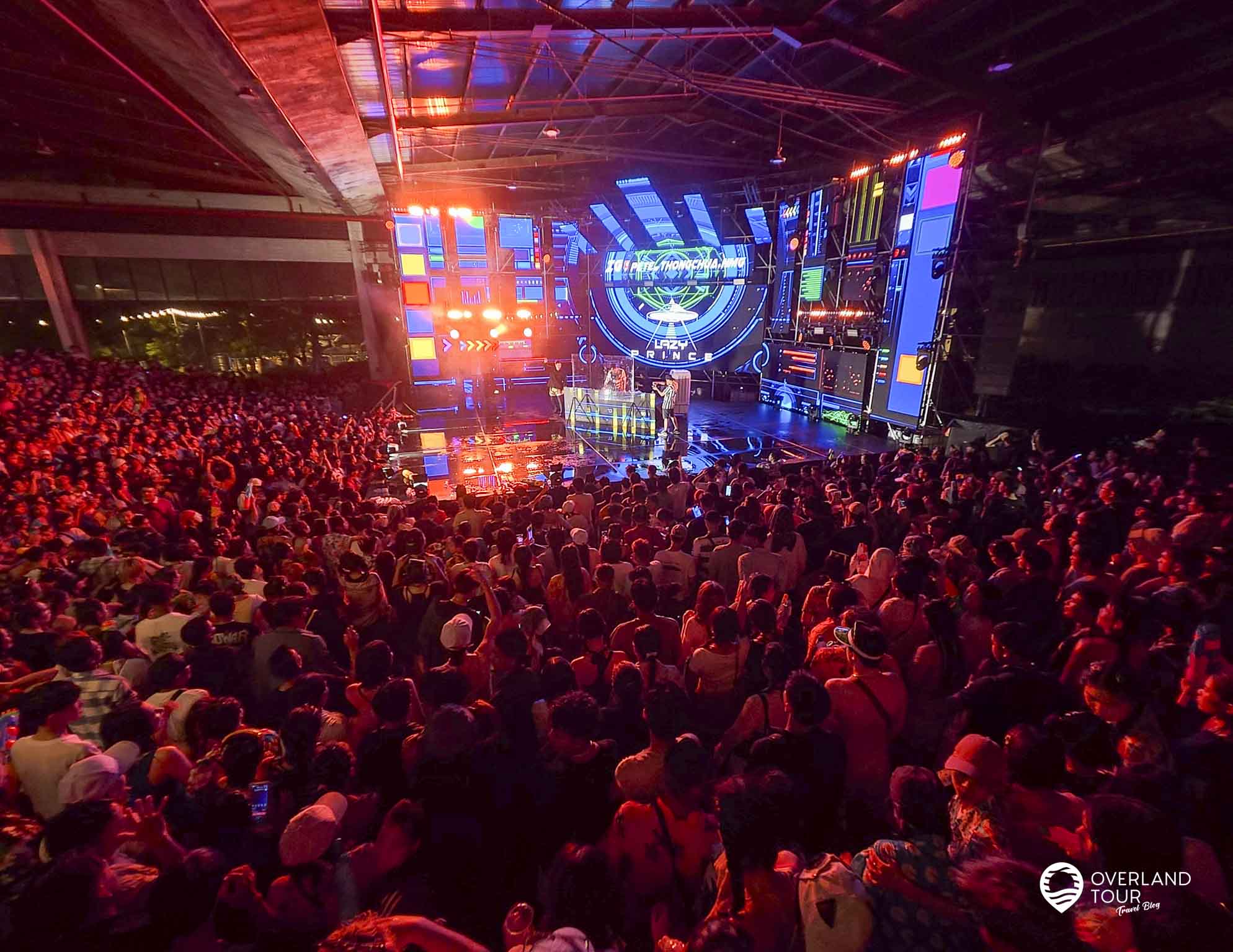 Songkran in Bangkok: Dein Guide zur größten Wasserschlacht Songkran @Benjakitti Park - In der alten Tabacco Factory gab es eine mega EDM Music Zone