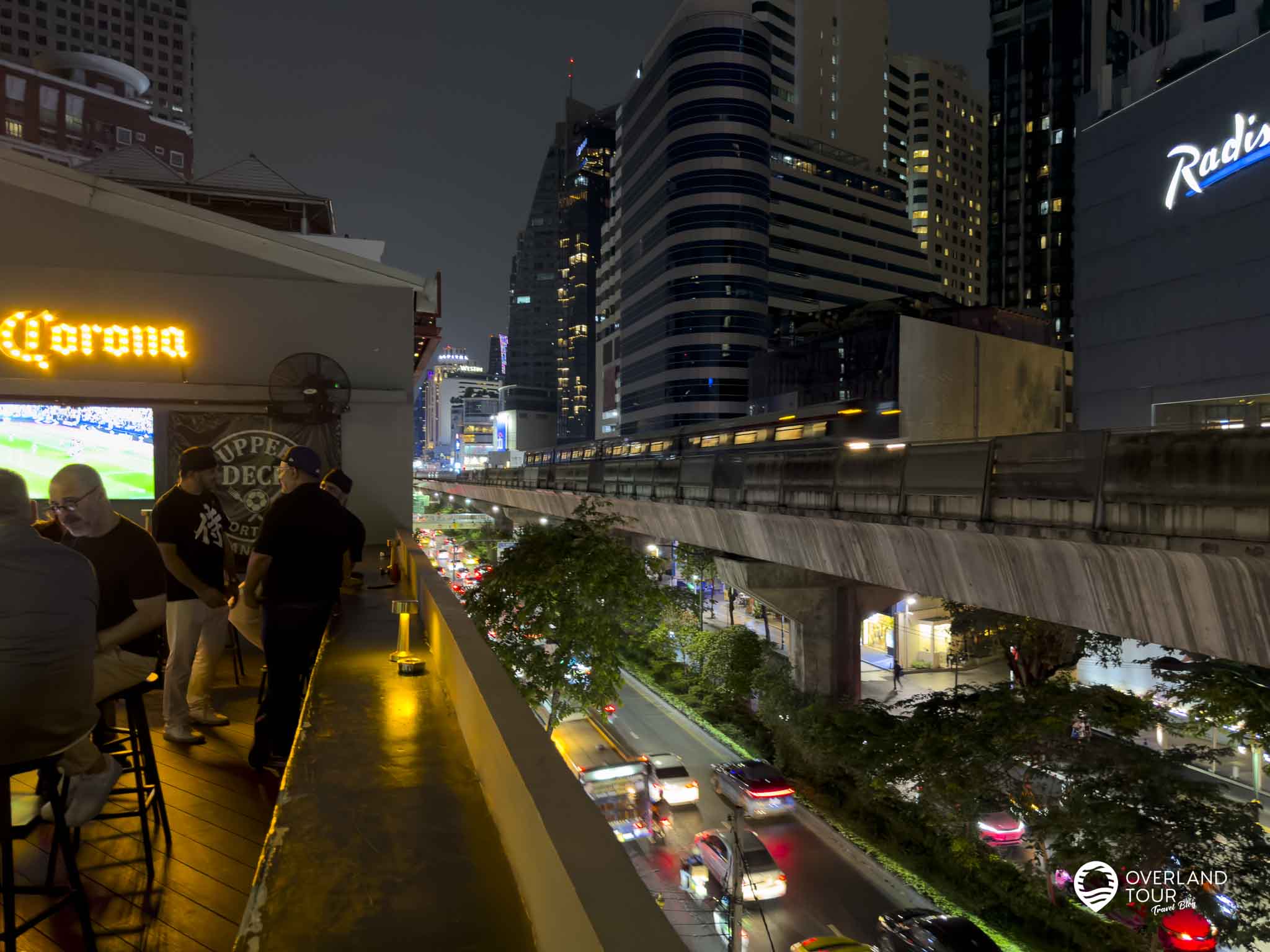Bier, Sport und die beste Aussicht auf die Schienen! In der Upper Deck Sports Bar sitzt du in der ersten Reihe, wenn der BTS-Skytrain durch die Häuserschluchten gleitet. Bangkok-Vibes pur!