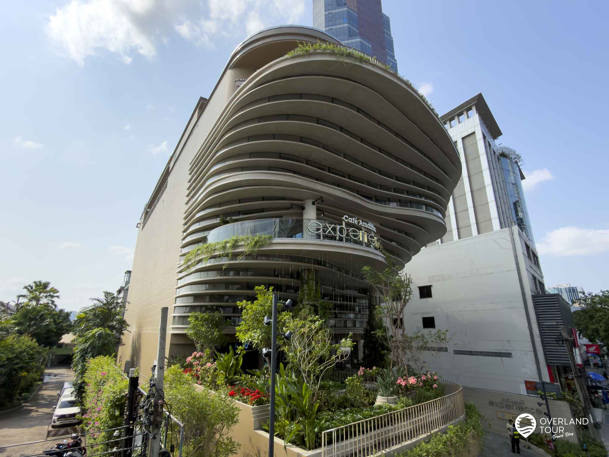 Urban Oasis in Ari. Café Amazon Experience - Zwischen Kaffeeduft und BTS-Skytrain-Rhythmus. Der perfekte Spot, um den Puls von Bangkok zu fühlen, ohne selbst rennen zu müssen
