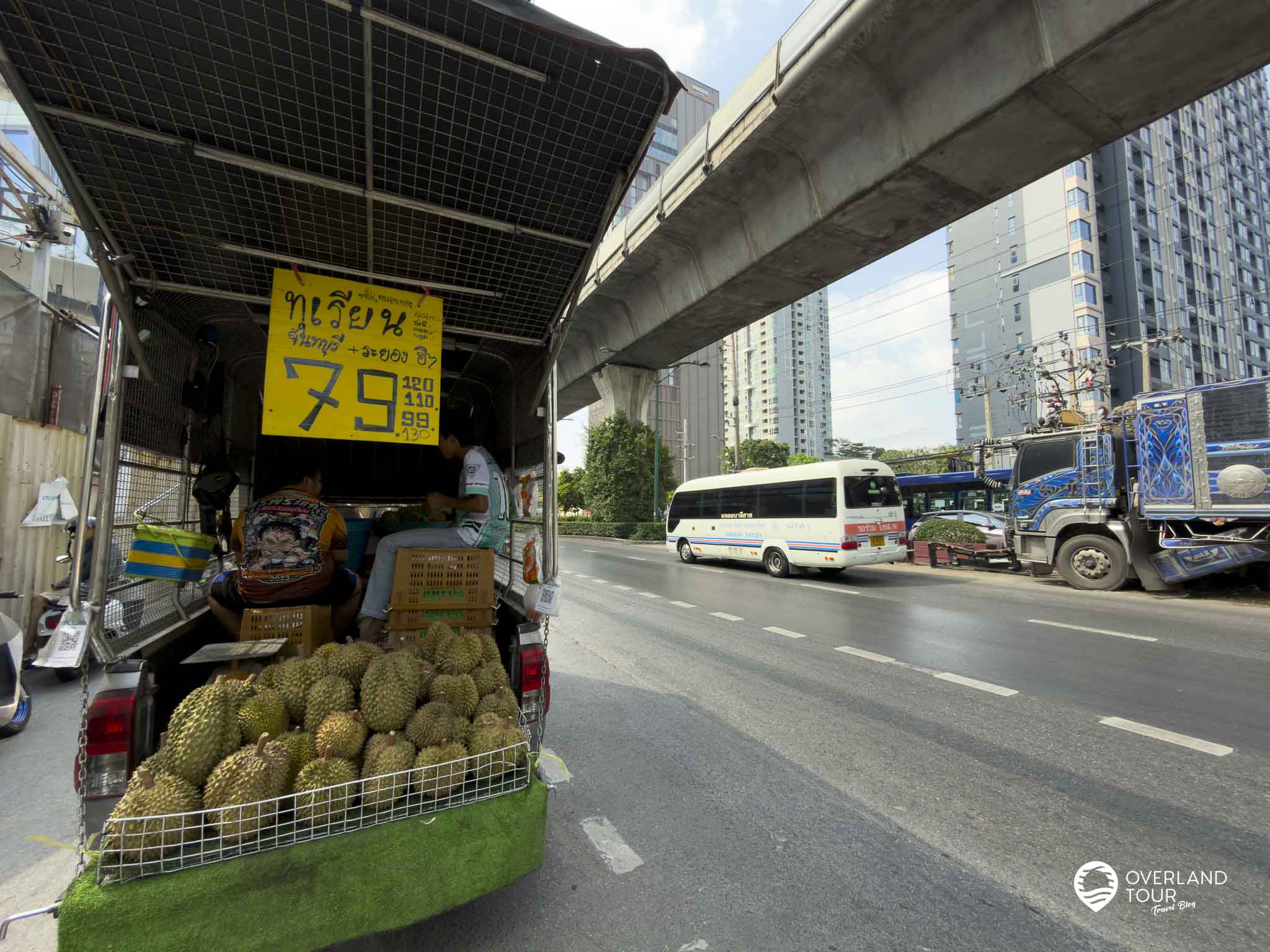 Dein Durian-Abenteuer Bangkok: Die Mutprobe für Genießer Günstig gibt es die Durian auch am Pick-Up oder an der Straße