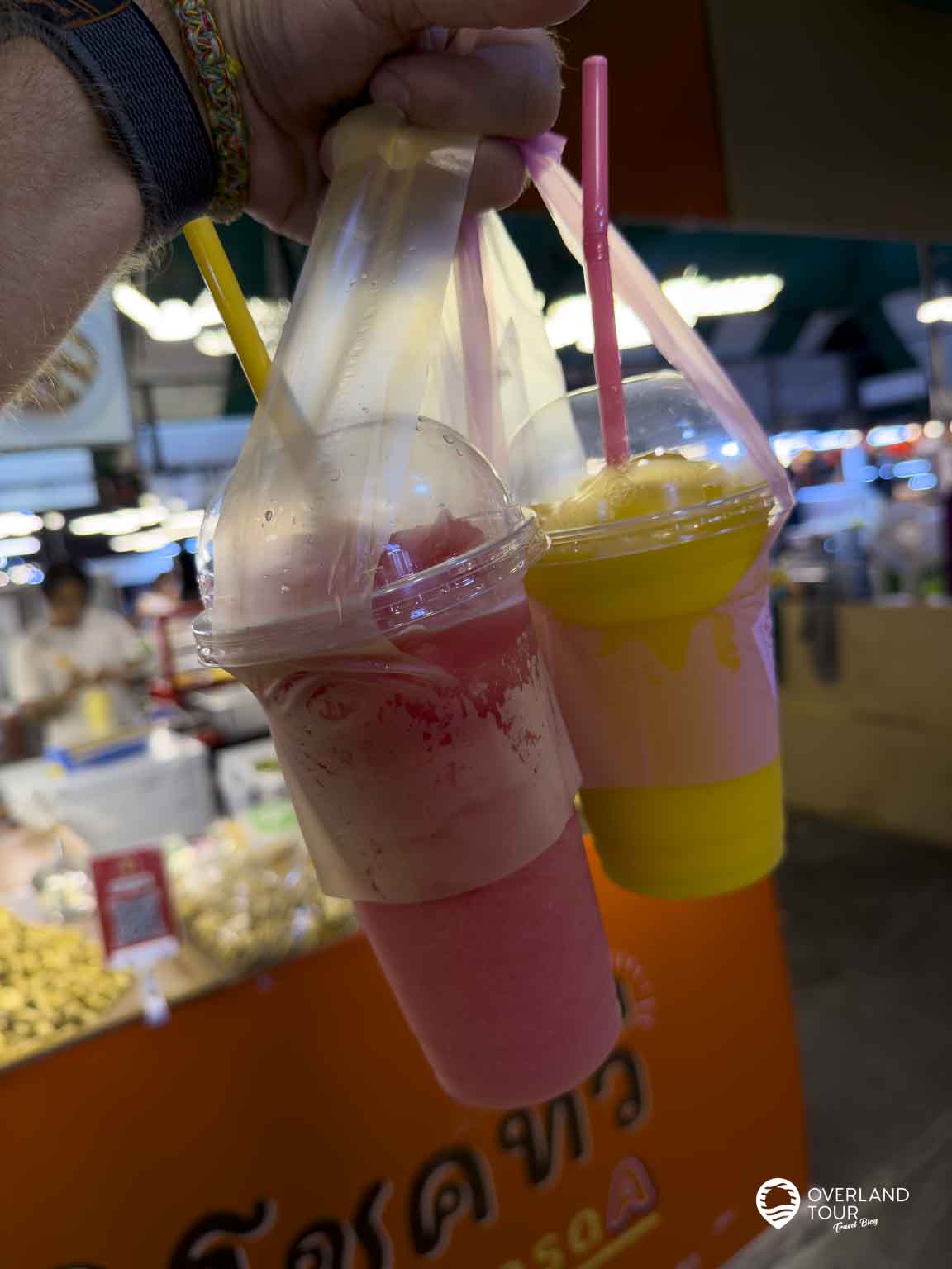 Liabduan DanNeramit: Bangkoks Märchen-Nachtmarkt-Abenteuer Mango- und Wassermelonen-Smoothies direkt vor dem Märchenschloss. Schmecken nicht nur fantastisch, sondern sind auch das perfekte Accessoire für dein Urlaubsfoto