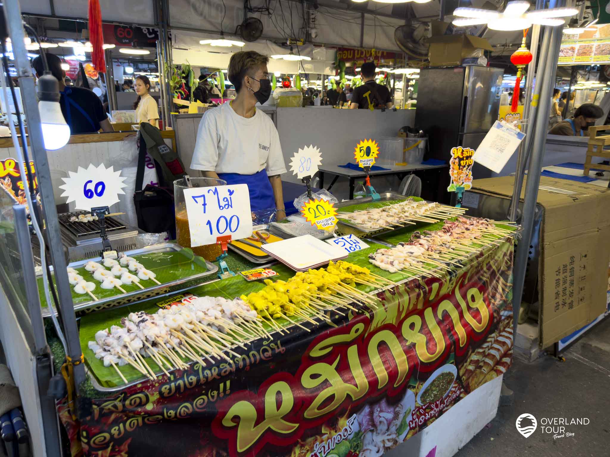 Liabduan DanNeramit: Bangkoks Märchen-Nachtmarkt-Abenteuer Ob gegrillt oder in feurigen Salaten – die Seafood-Stände sind das kulinarische Herzstück des Marktes und ein Muss für jeden Fisch-Fan