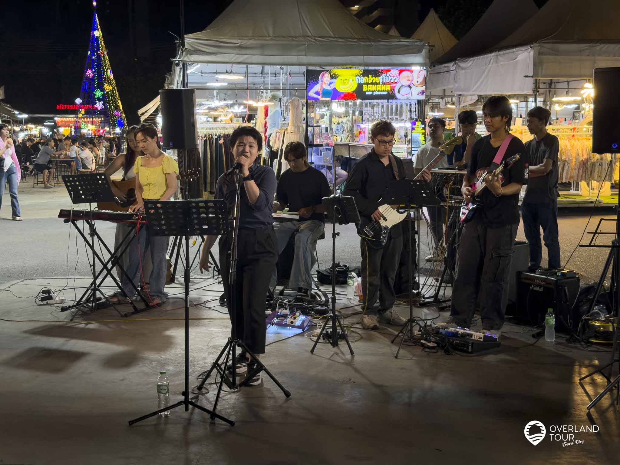Liabduan DanNeramit: Bangkoks Märchen-Nachtmarkt-Abenteuer Lokale Newcomer-Bands bringen mit thailändischem Indie und Akustik-Covern echtes Festival-Feeling auf den Markt. Hier hörst du heute schon die Stars von morgen!