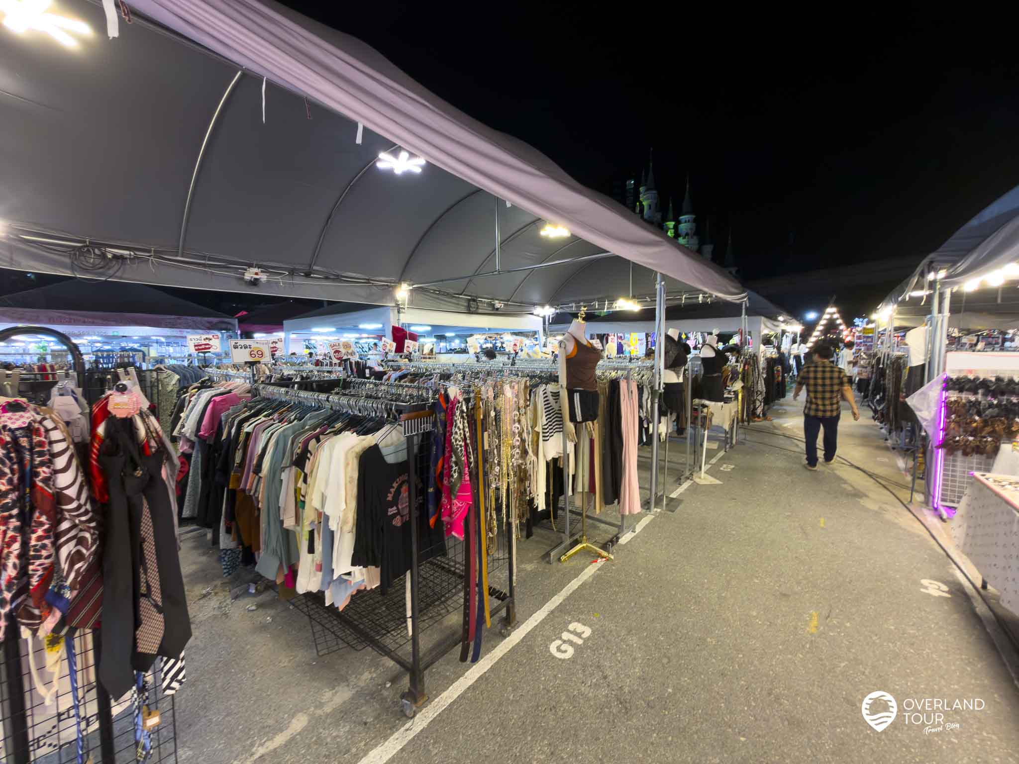 Liabduan DanNeramit: Bangkoks Märchen-Nachtmarkt-Abenteuer Eine bunte Mischung aus Lifestyle-Produkten und thailändischen Klamotten