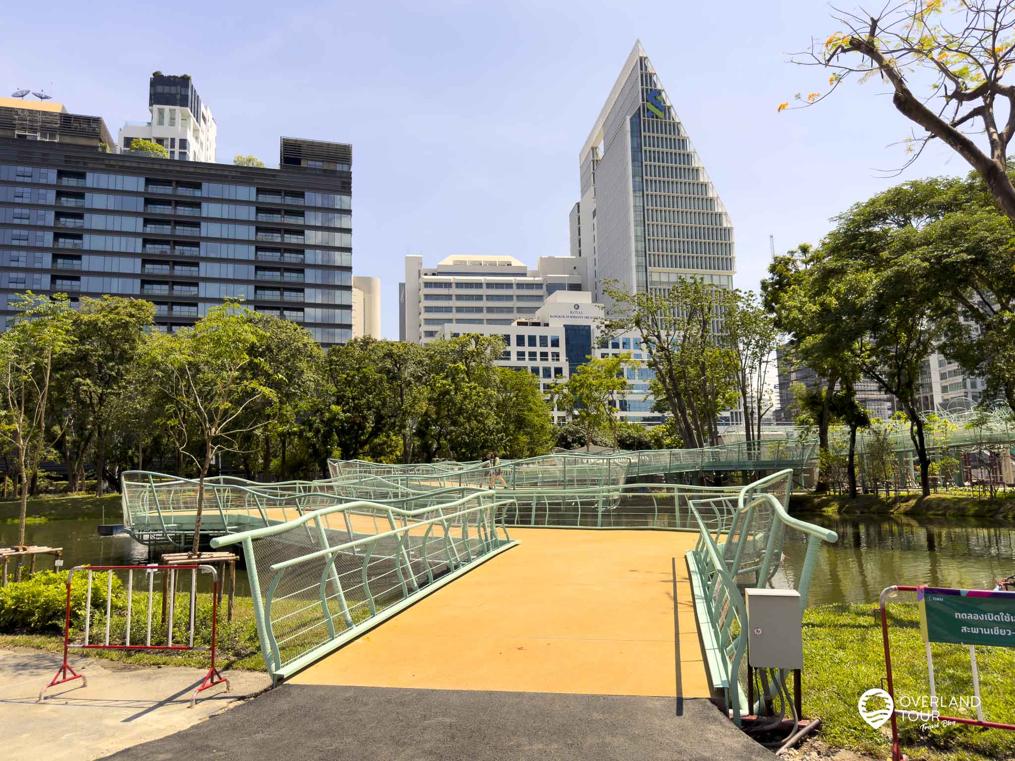 Die neue Green Mile in Bangkok – entdecke die renovierte Green Bridge Der neue Aufgang beginnt direkt am vom Parkplatz des Lumphini-Parks an der Sarasin Road